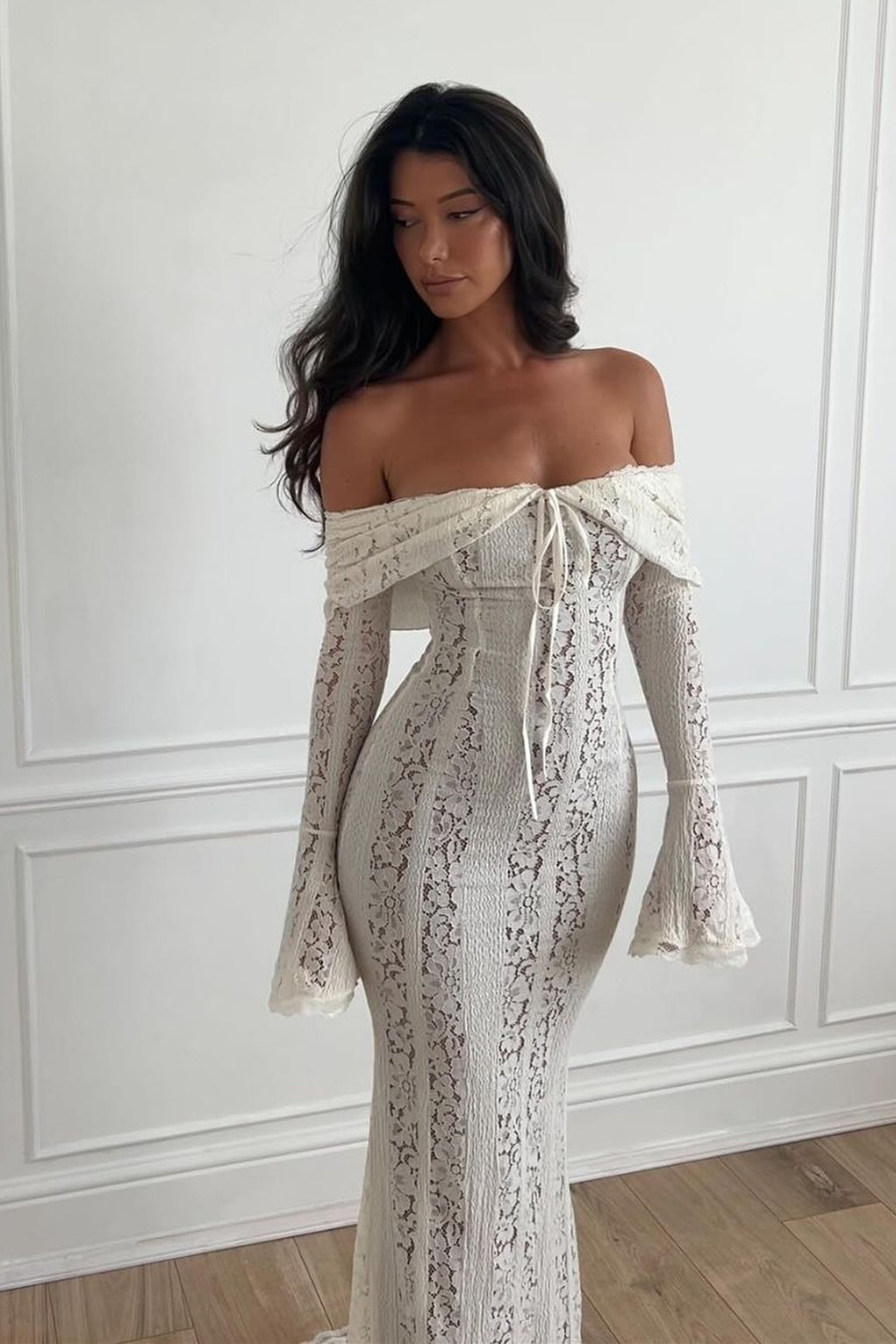 Emily Düşük Omuz Dantelli Maxi Elbise