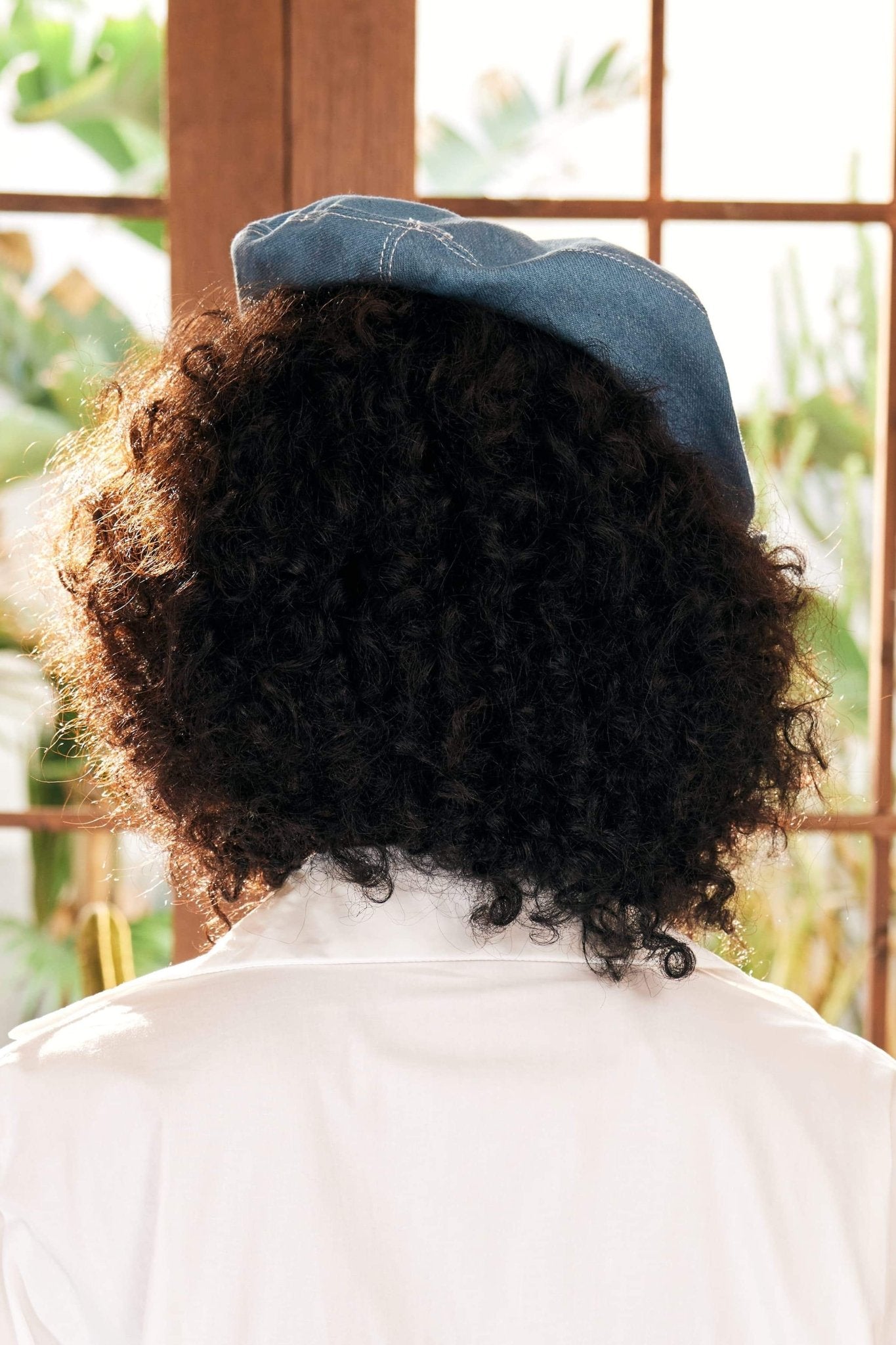 Kamelya Kot Bere Şapka