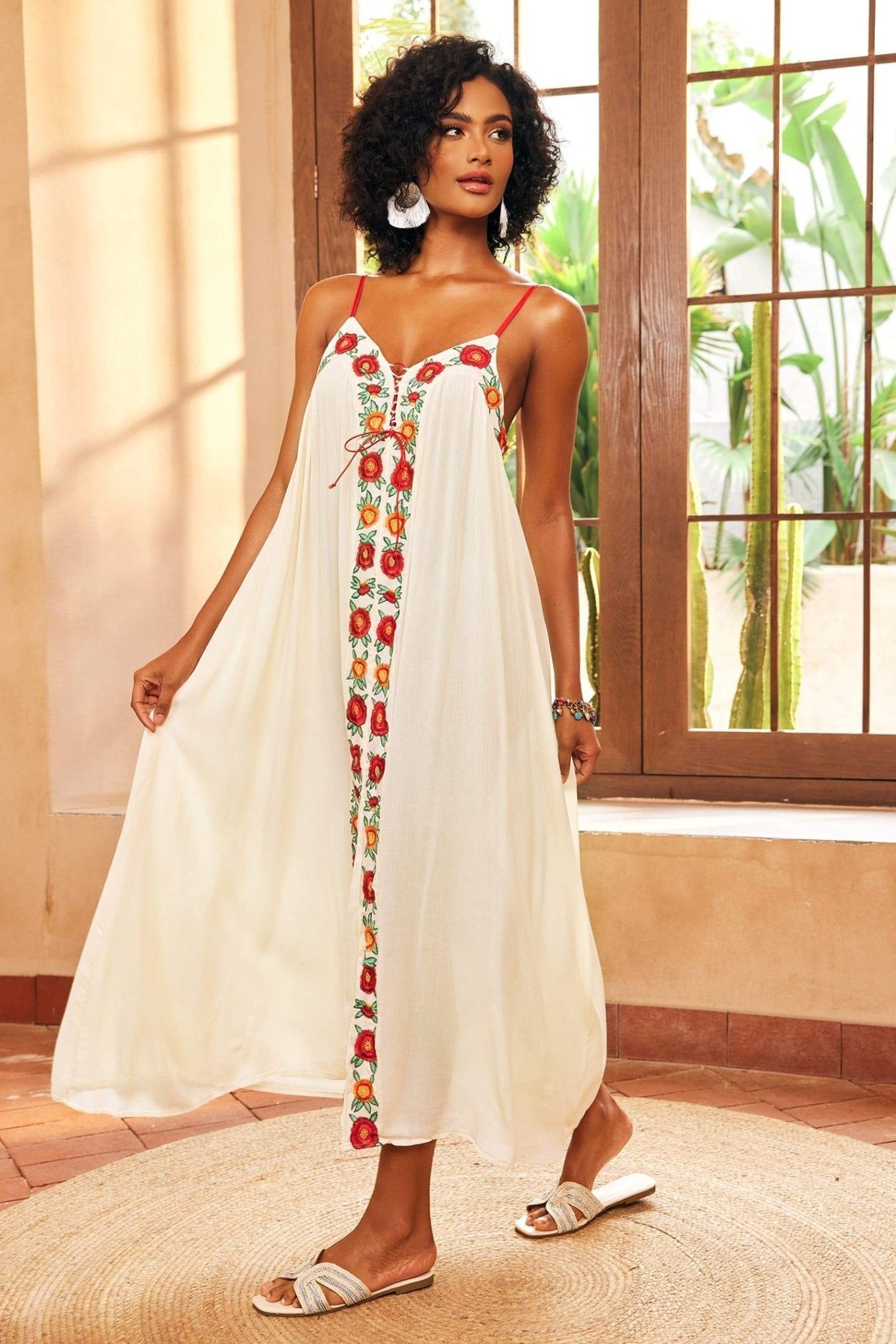 Mila Çiçek İşlemeli V Yaka Maxi Slip Elbise