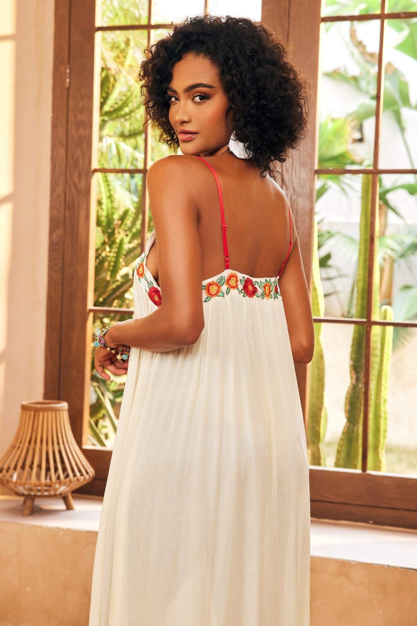 Mila Çiçek İşlemeli V Yaka Maxi Slip Elbise