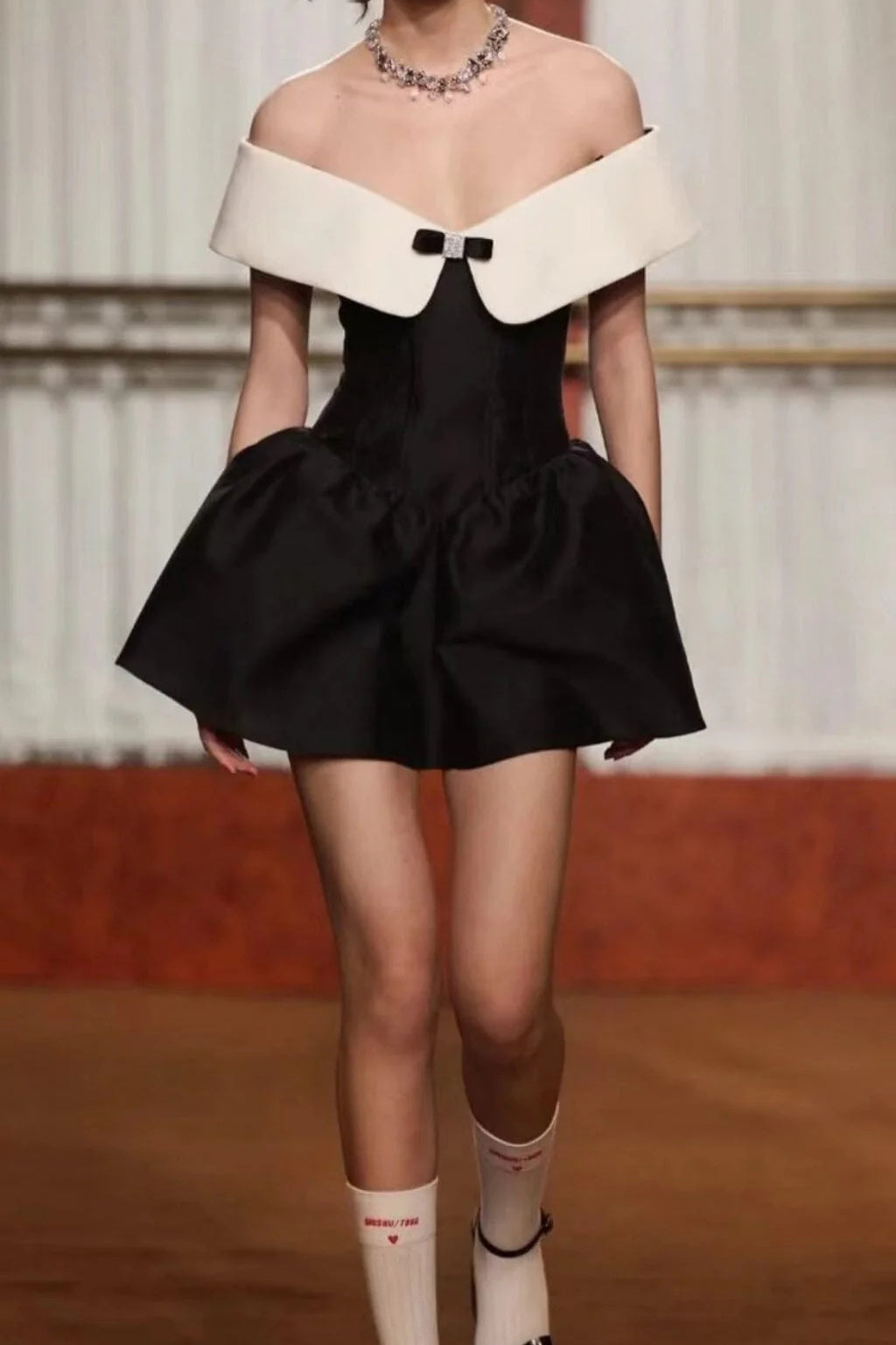 Antonia Düşük Omuz Diamante Fiyonklu Mini Elbise