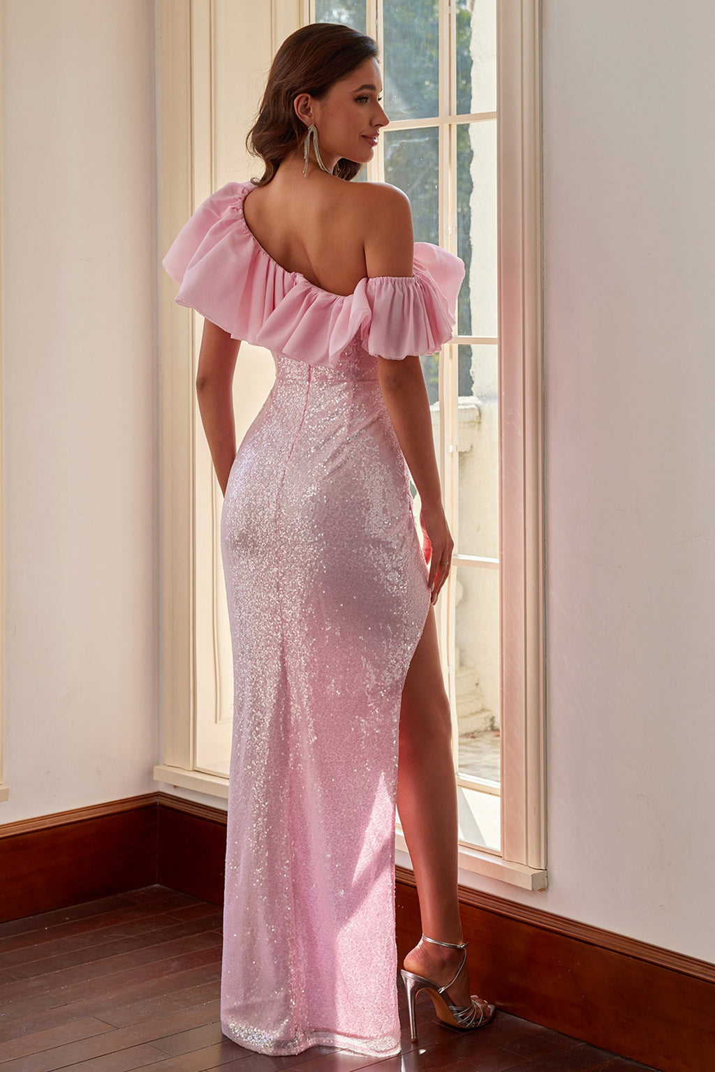 Claire Pembe Payet Fırfırlı Düşük Omuzlu Maxi Elbise