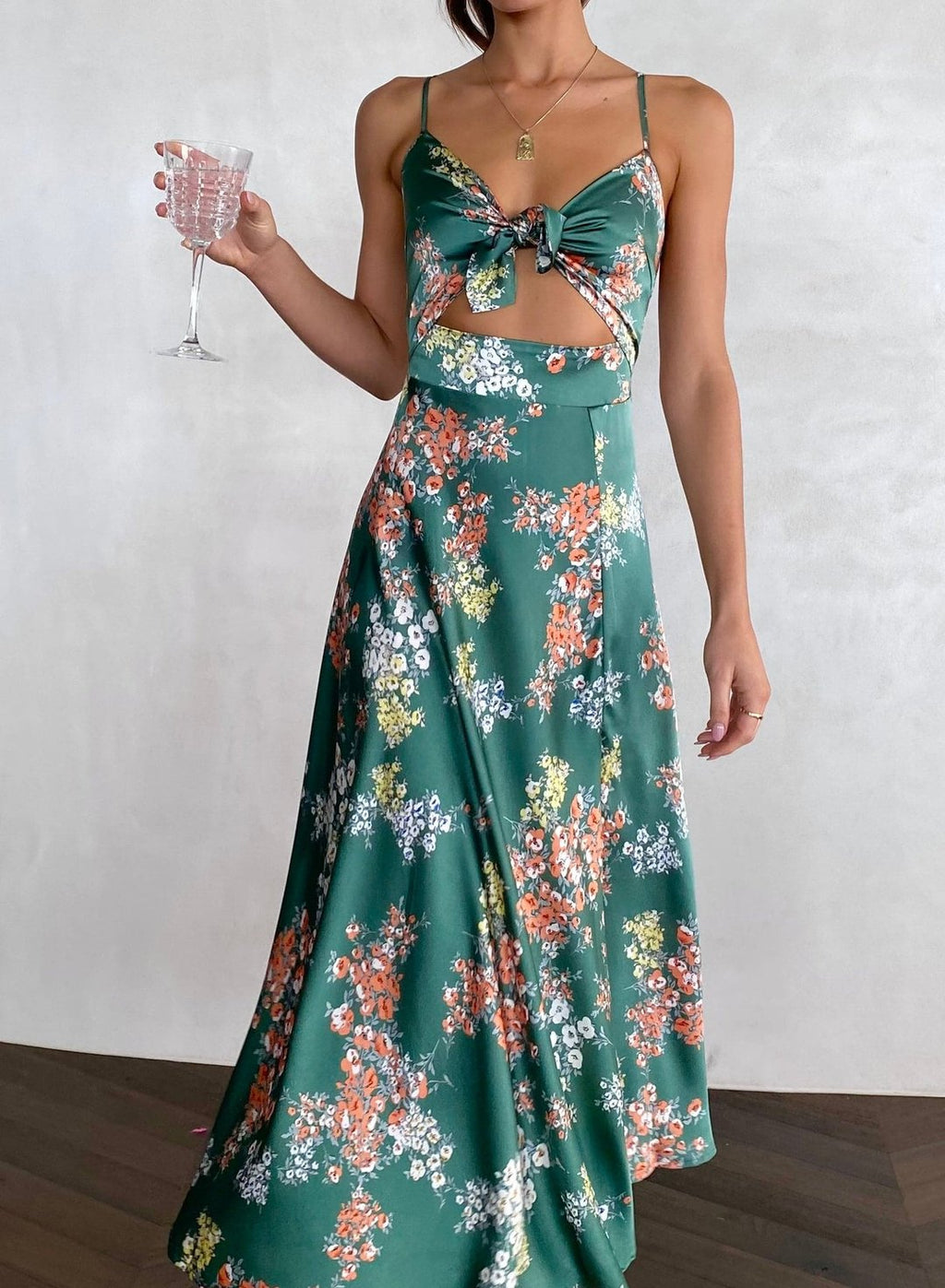 Saten Çiçekli Bölmeli Göğüs Düğmeli Midi Elbise