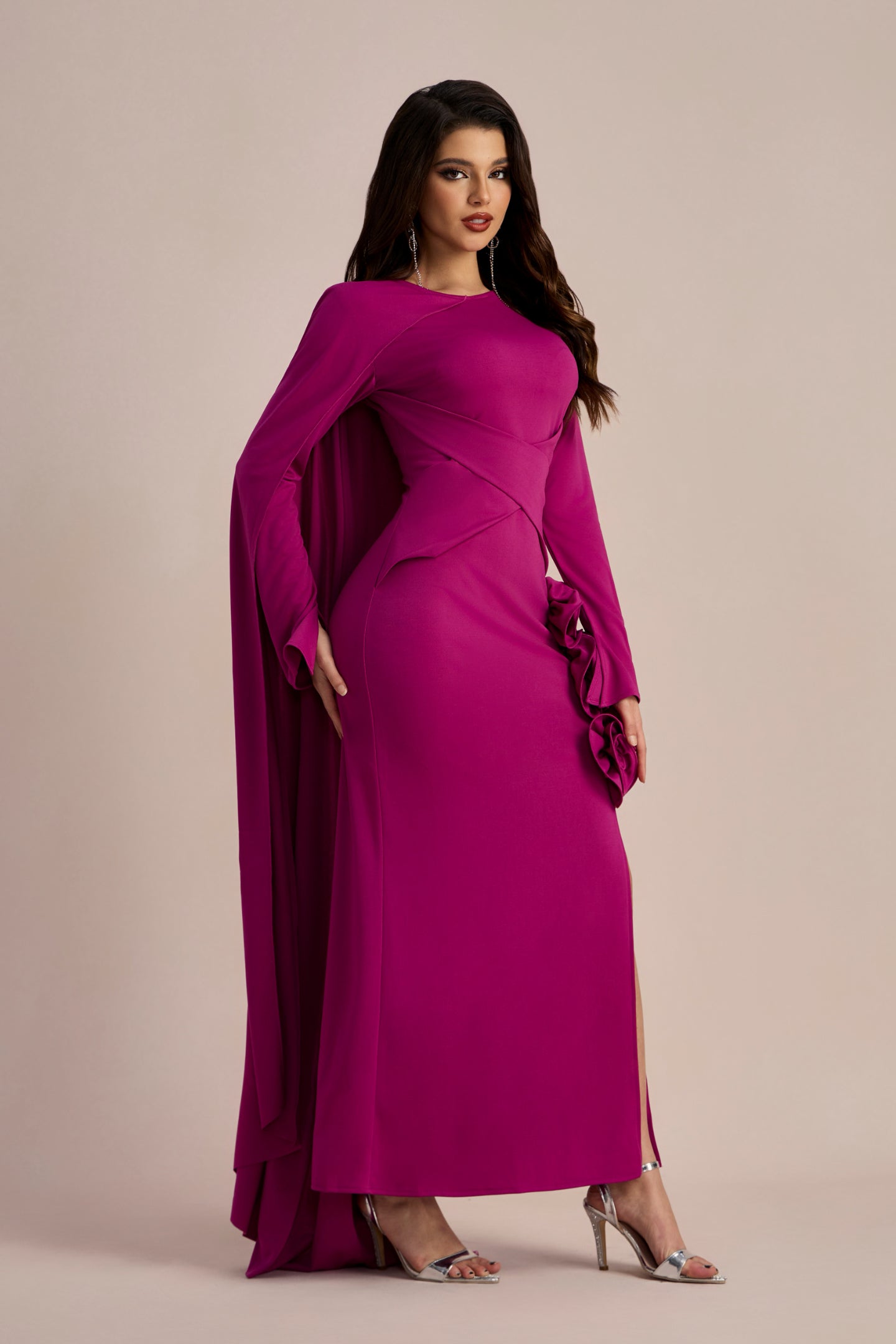 Anastasia Çiçekli Pelerinli Uzun Yırtmaçlı Elbise