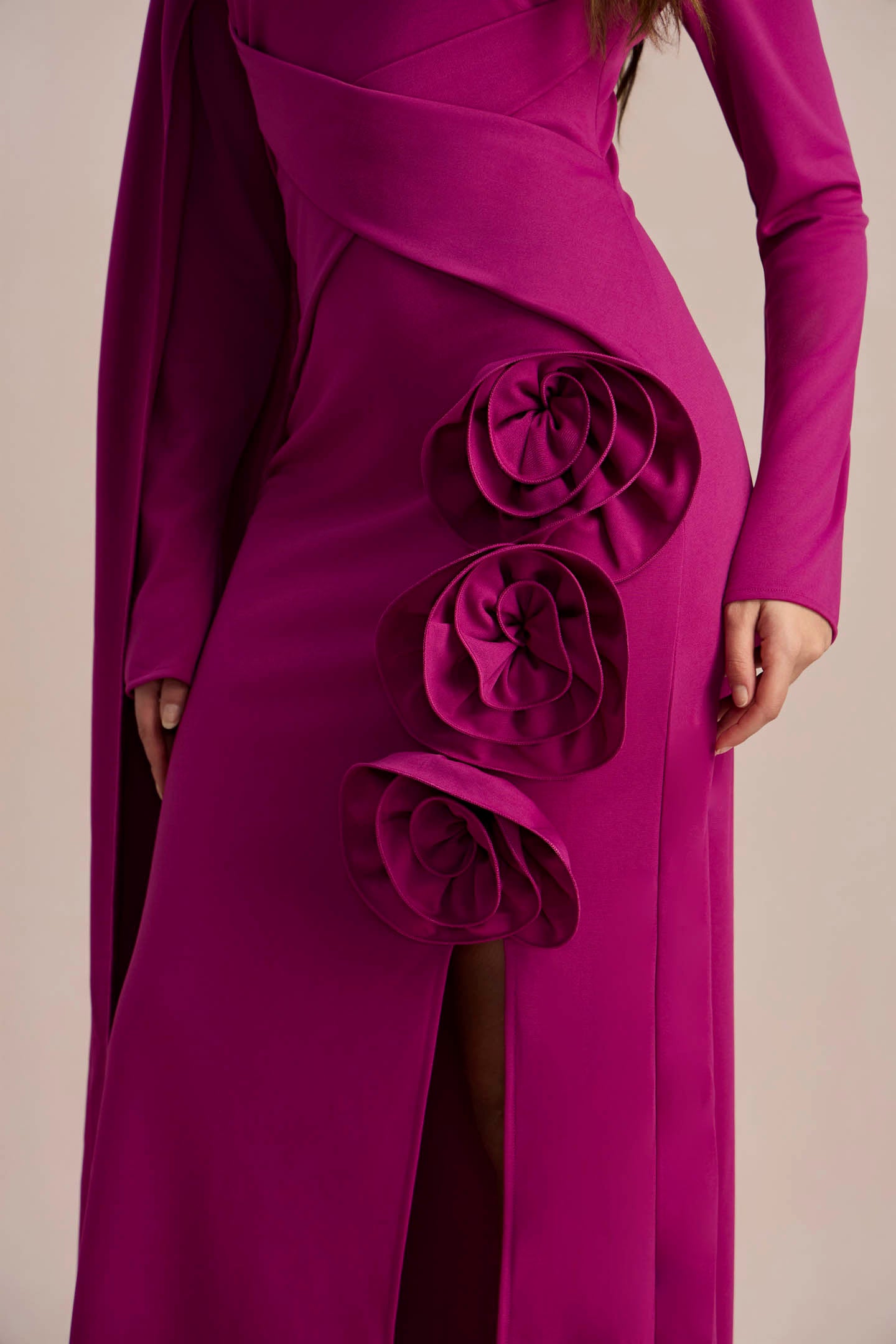 Anastasia Çiçekli Pelerinli Uzun Yırtmaçlı Elbise