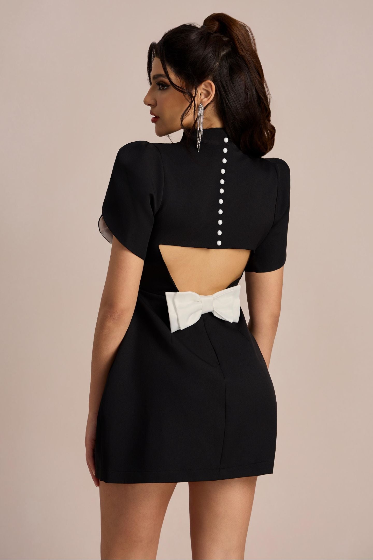 Adela Dekolteli Fiyonklu Mini Elbise