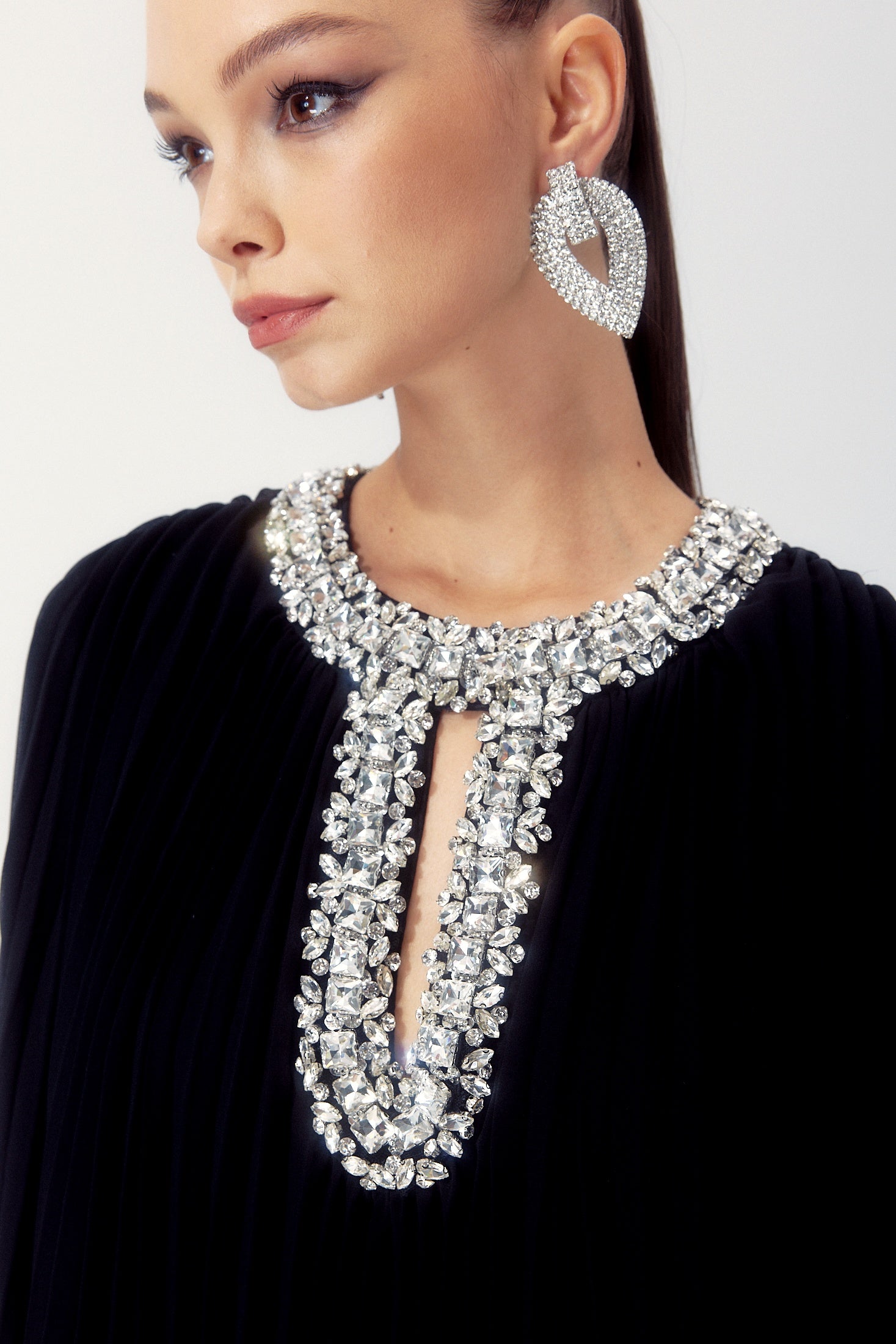 Yvonne Diamante Tüylü Pileli Maxi Şifon Elbise