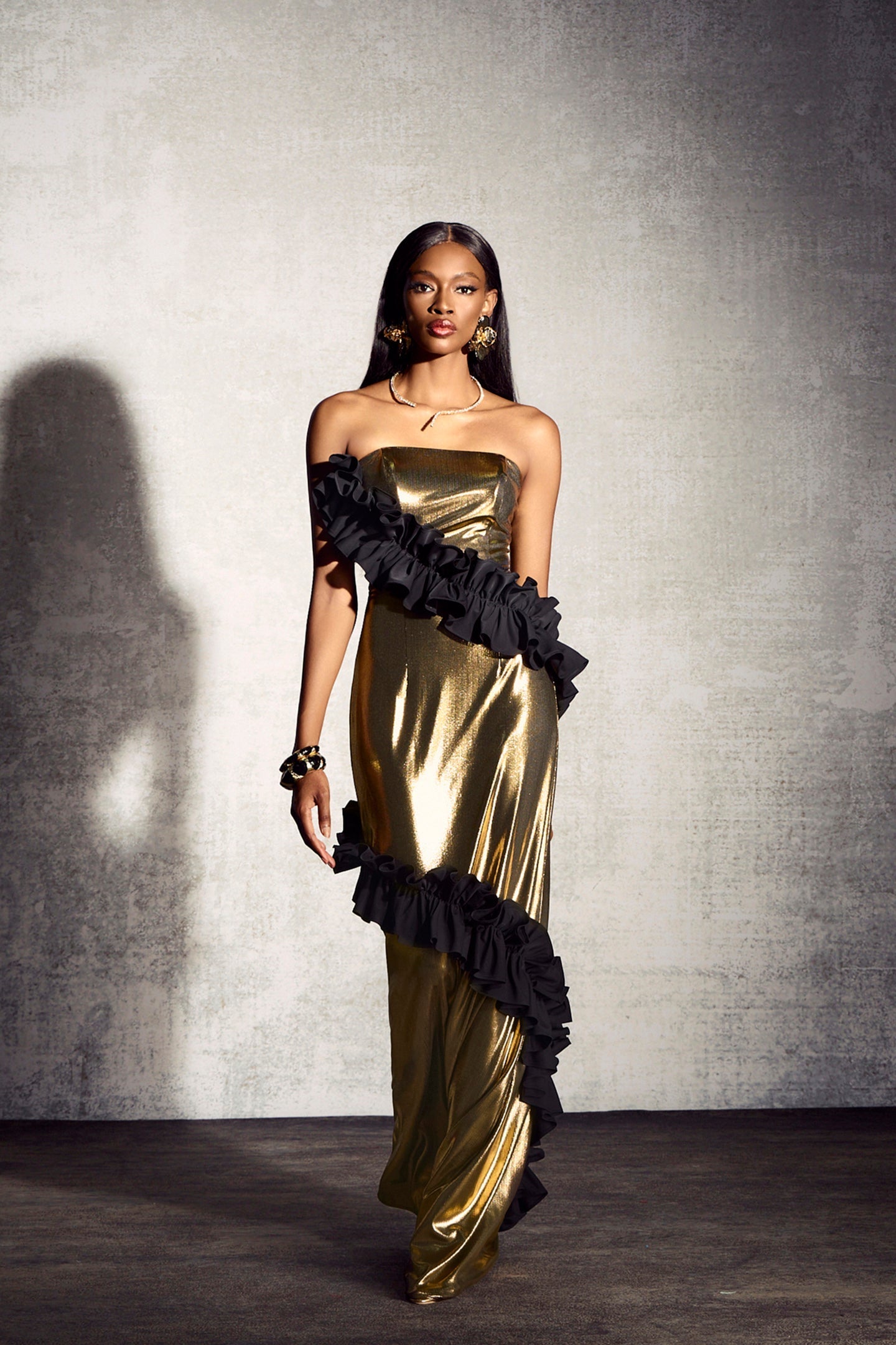 Alma Metalik Straplez Fırfırlı Uzun Elbise