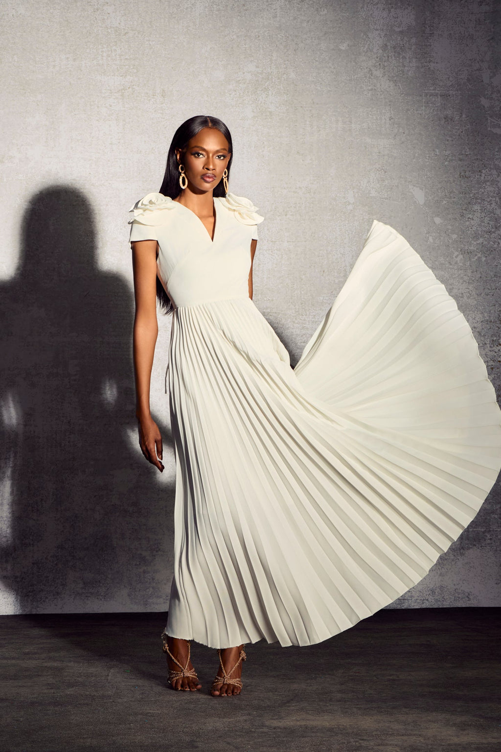 Grace V Yaka Çiçek Pileli Maxi Elbise