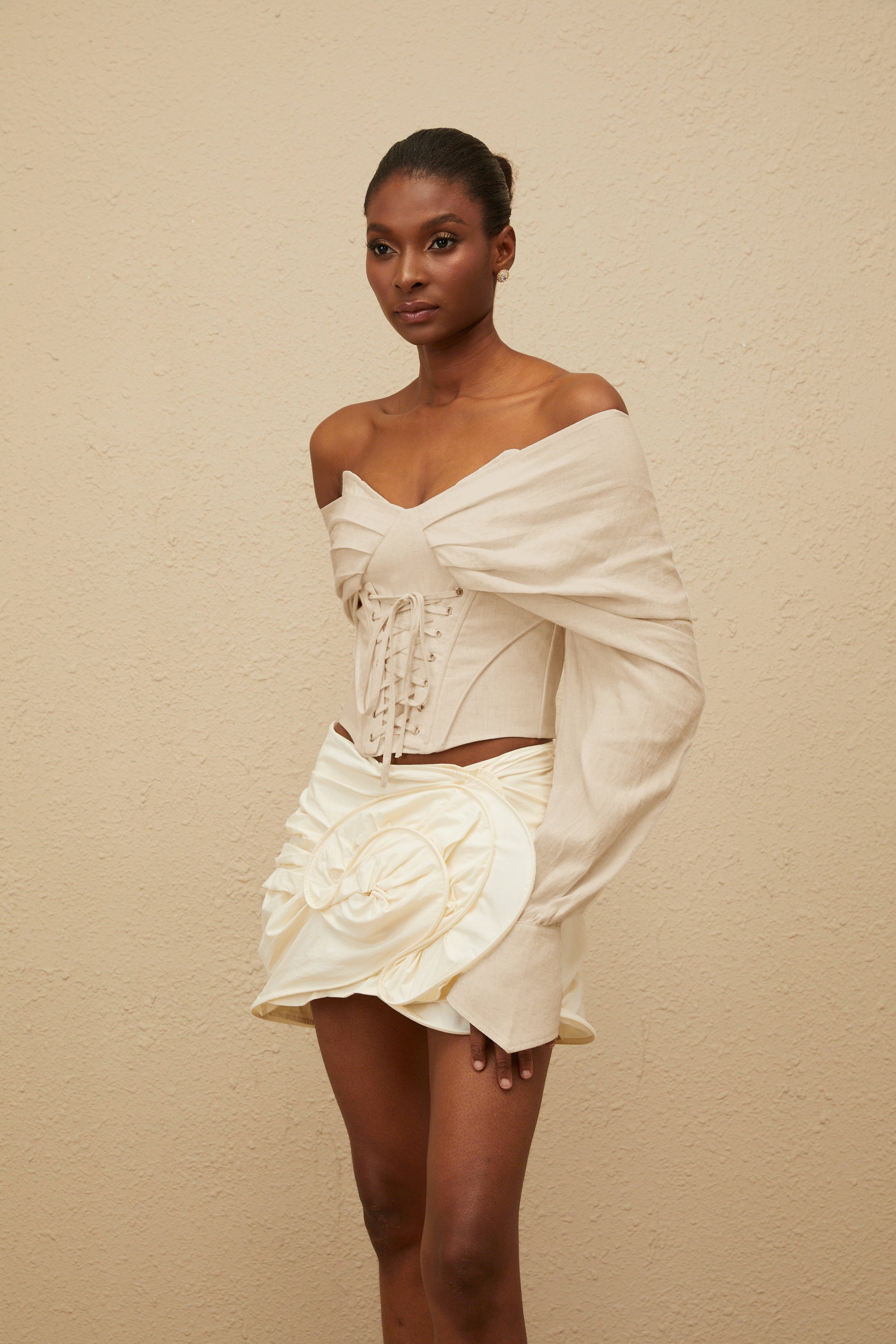 Éclatante Omuz Açık Dantel Bağlamalı Kısa Bluz