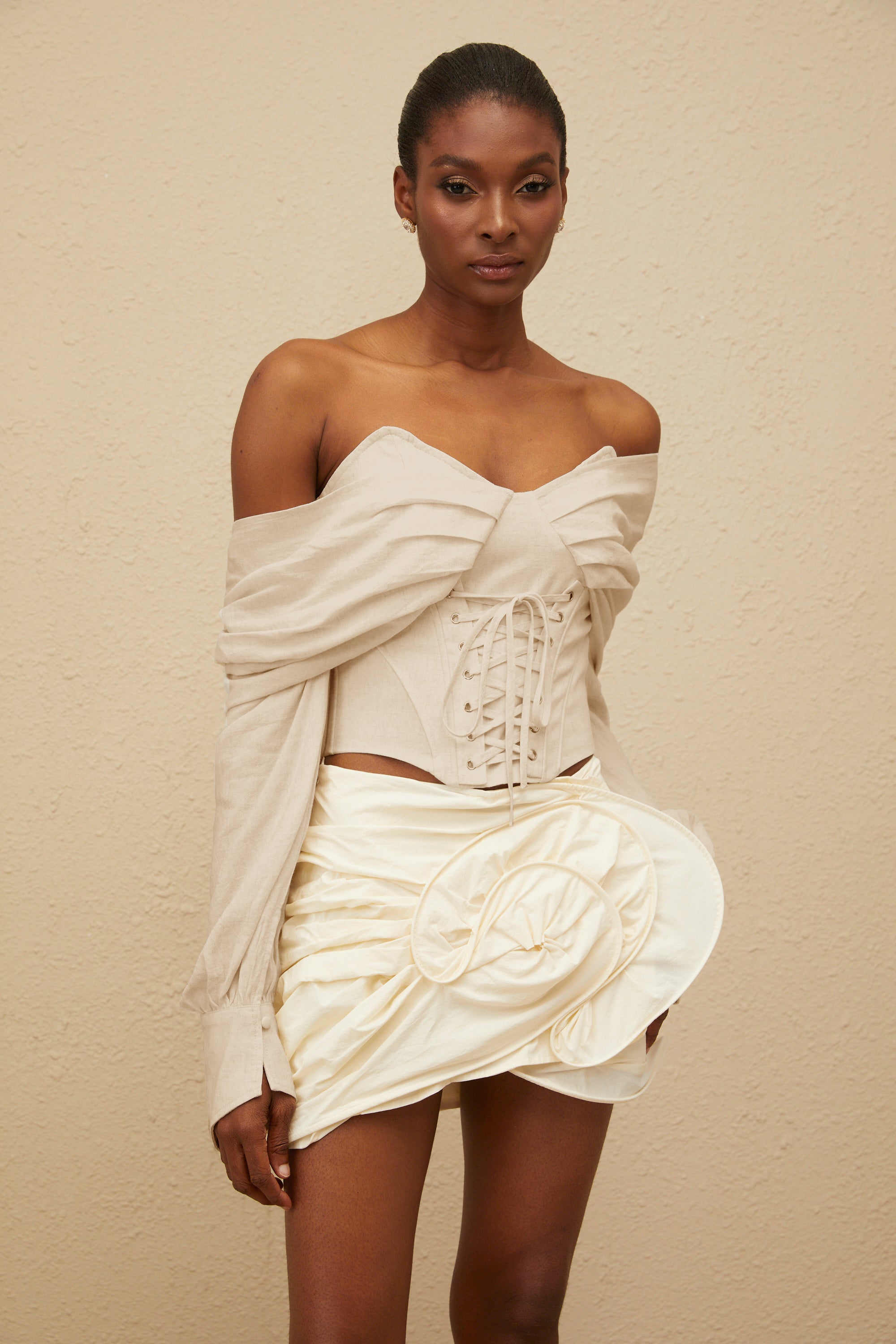 Éclatante Omuz Açık Dantel Bağlamalı Kısa Bluz