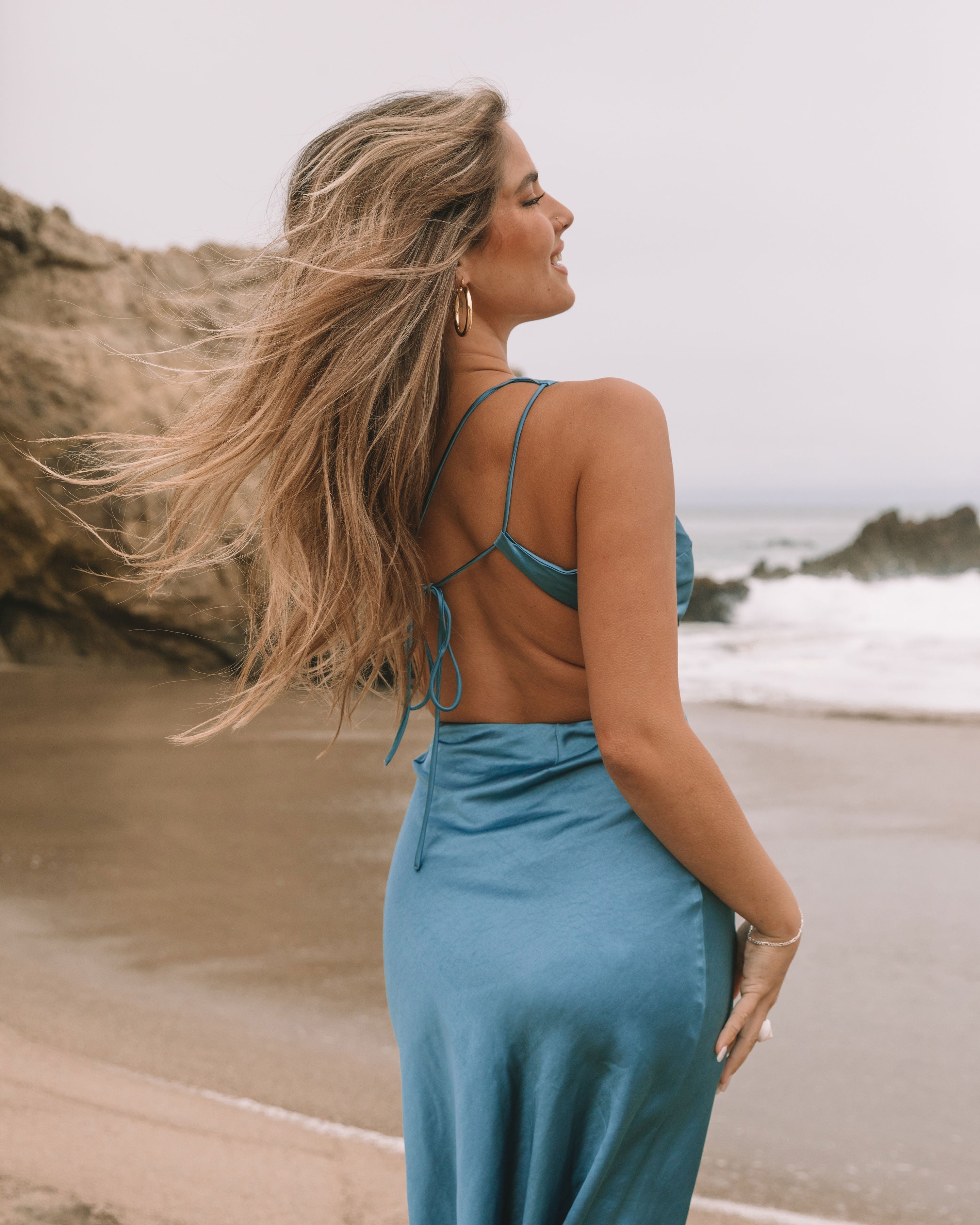 Cosmia Saten Dekolteli Midi Elbise