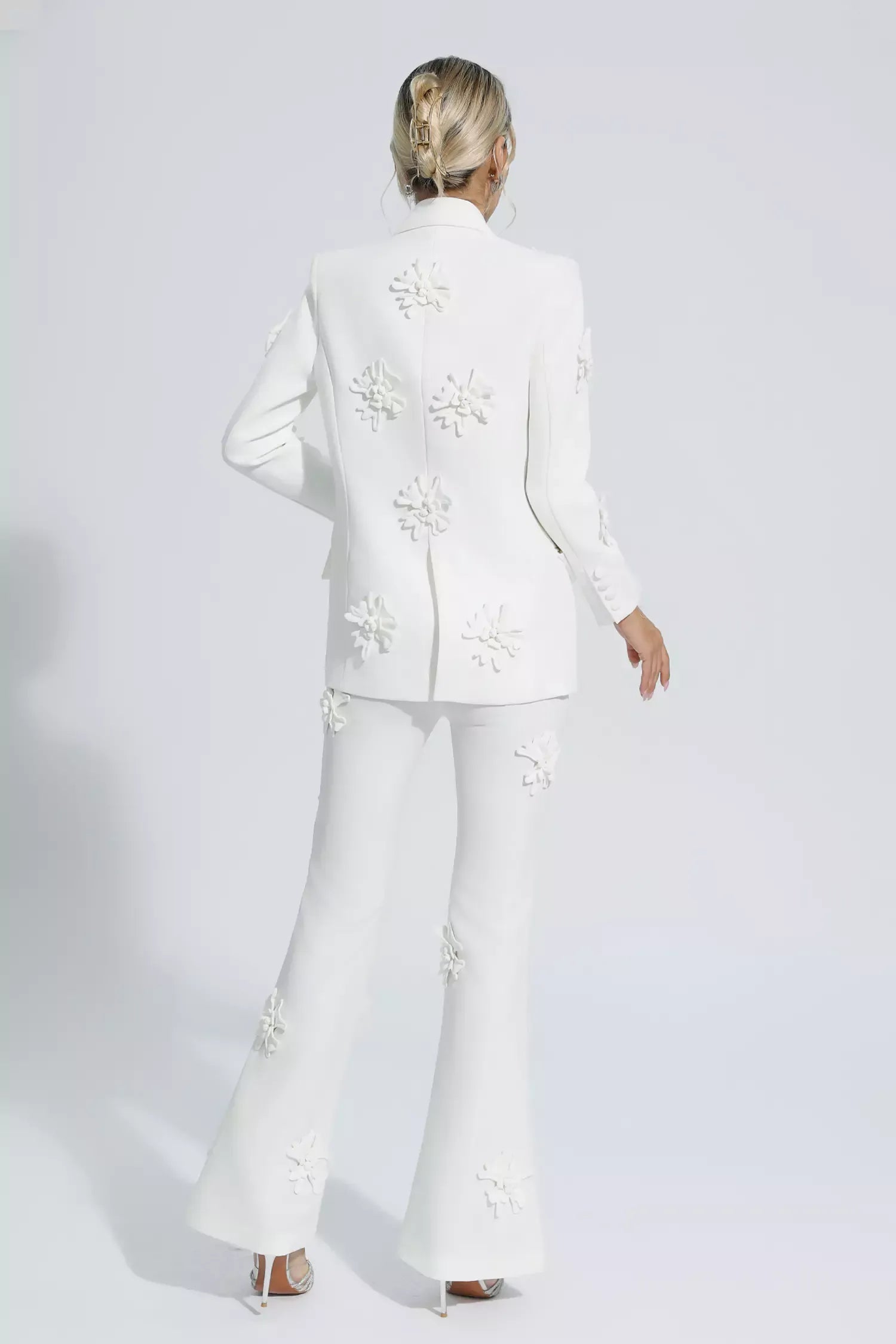 Ari Beyaz Jakarlı Çiçekli Blazer Takım