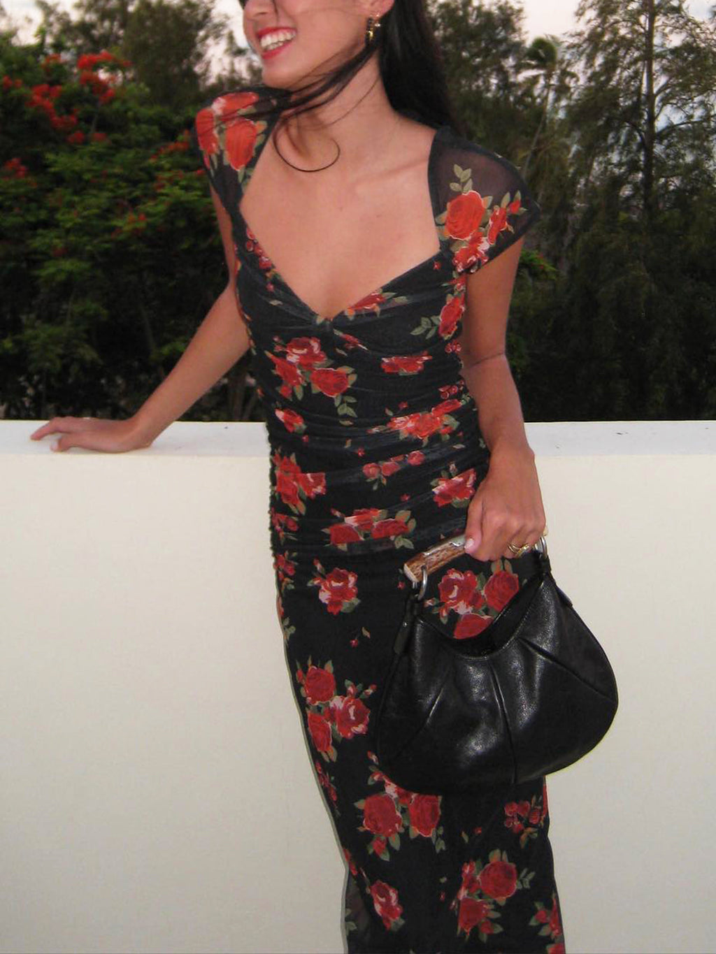 Yarı Şeffaf Çiçek Desenli Kıvrımlı Yan Midi Elbise