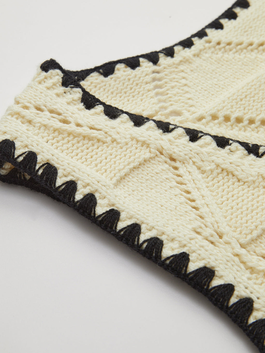 Düğümlü Kontrast Kenarlı Kazak Yelek