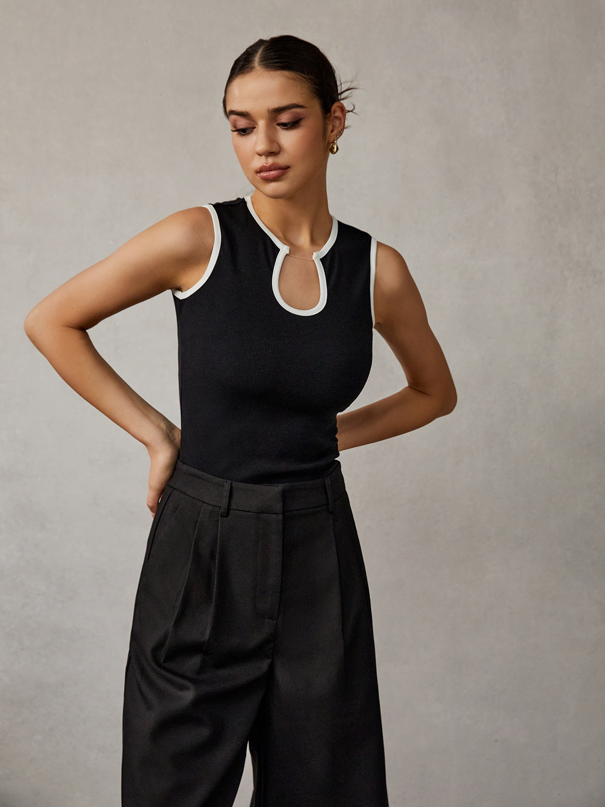 Kontrast Bağlamalı Anahtar Deliği Yakalı Tank Top