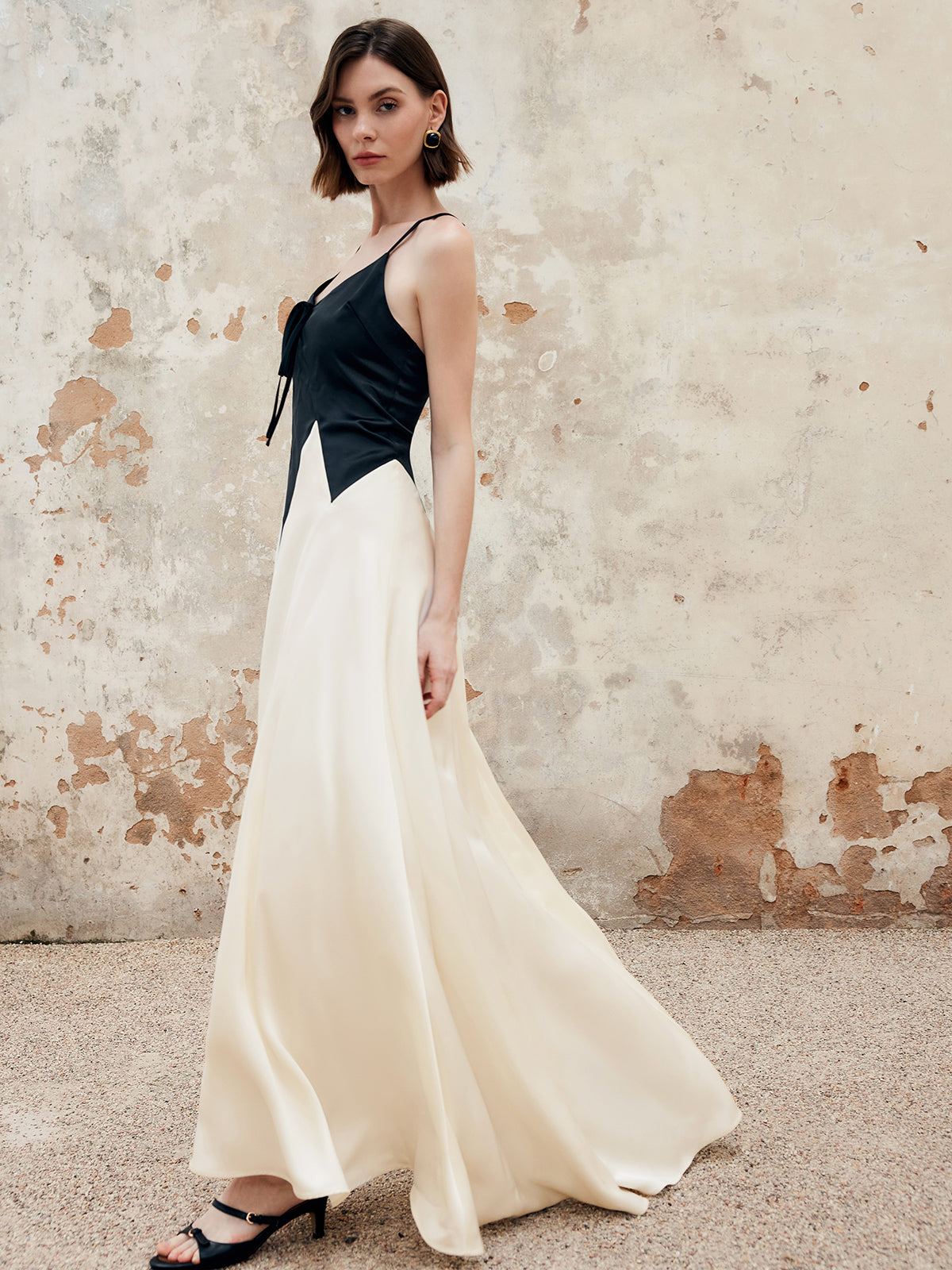 Renk Bloklu Pileli Kesimli Askılı Uzun Elbise