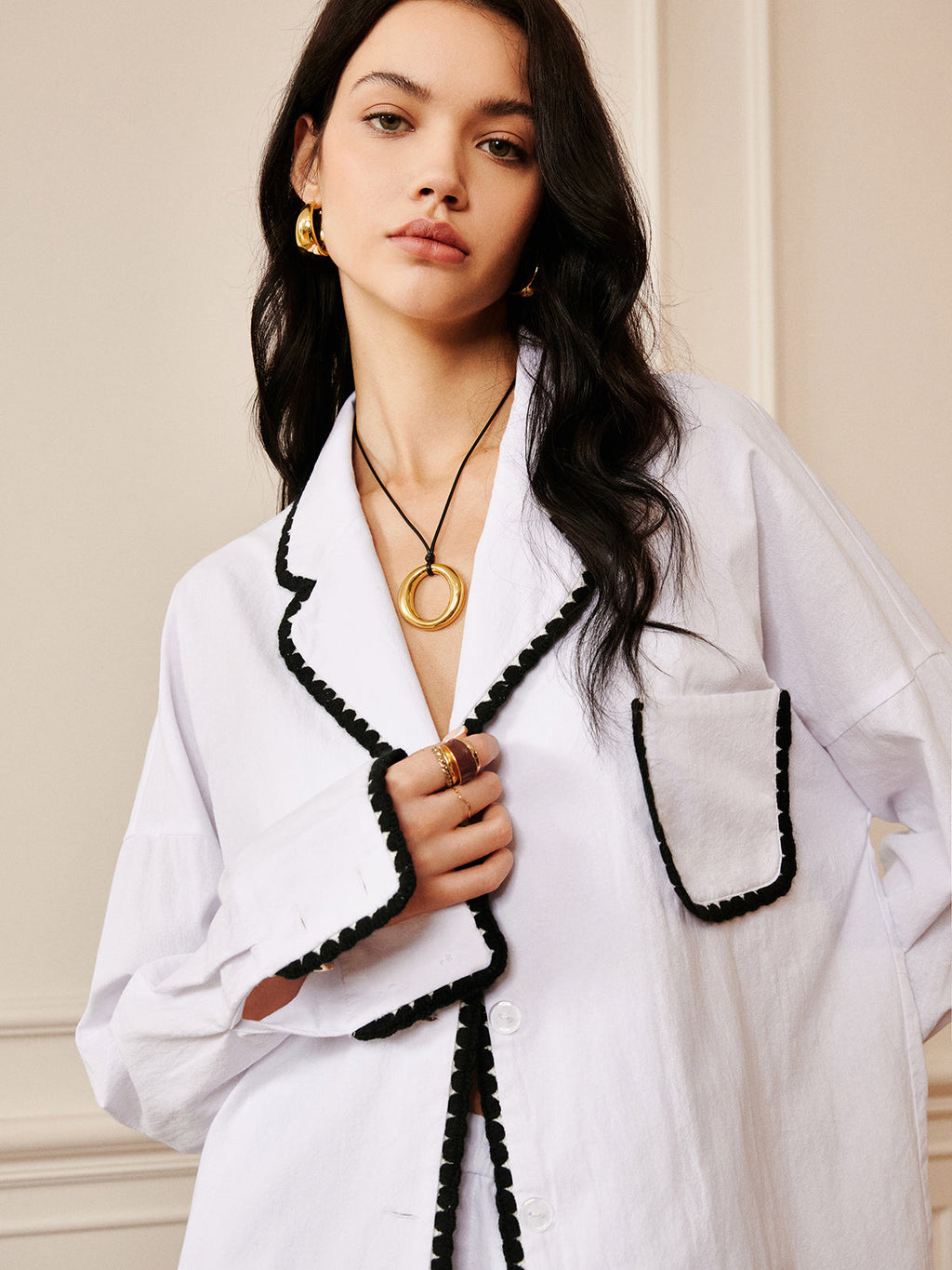 Saf Pamuk Kontrast Kesim Yaka Gömlek