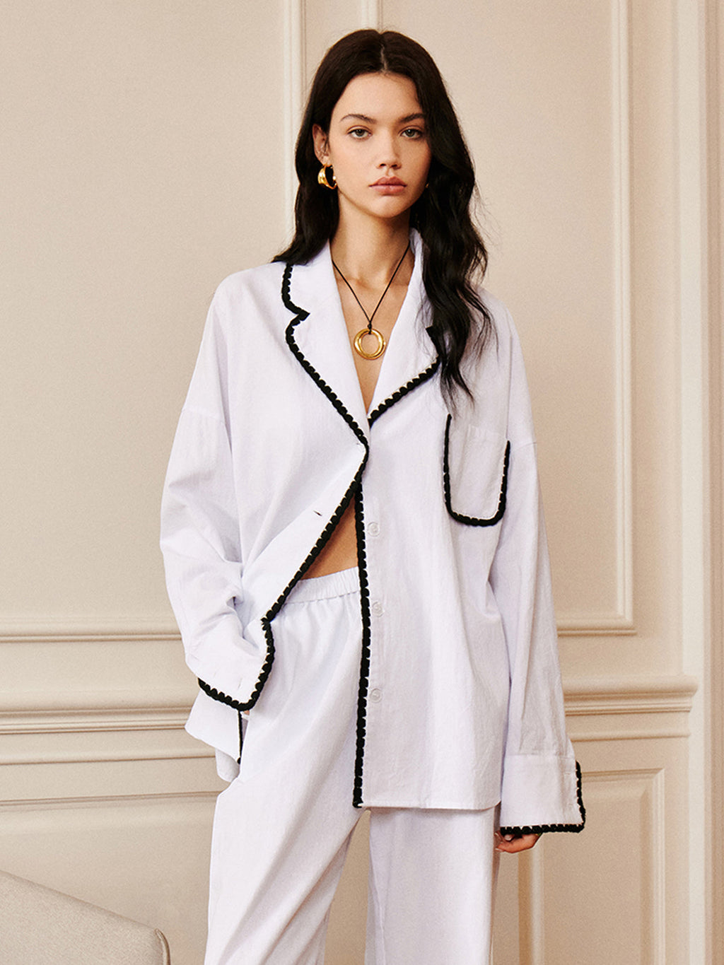 Saf Pamuk Kontrast Kesim Yaka Gömlek