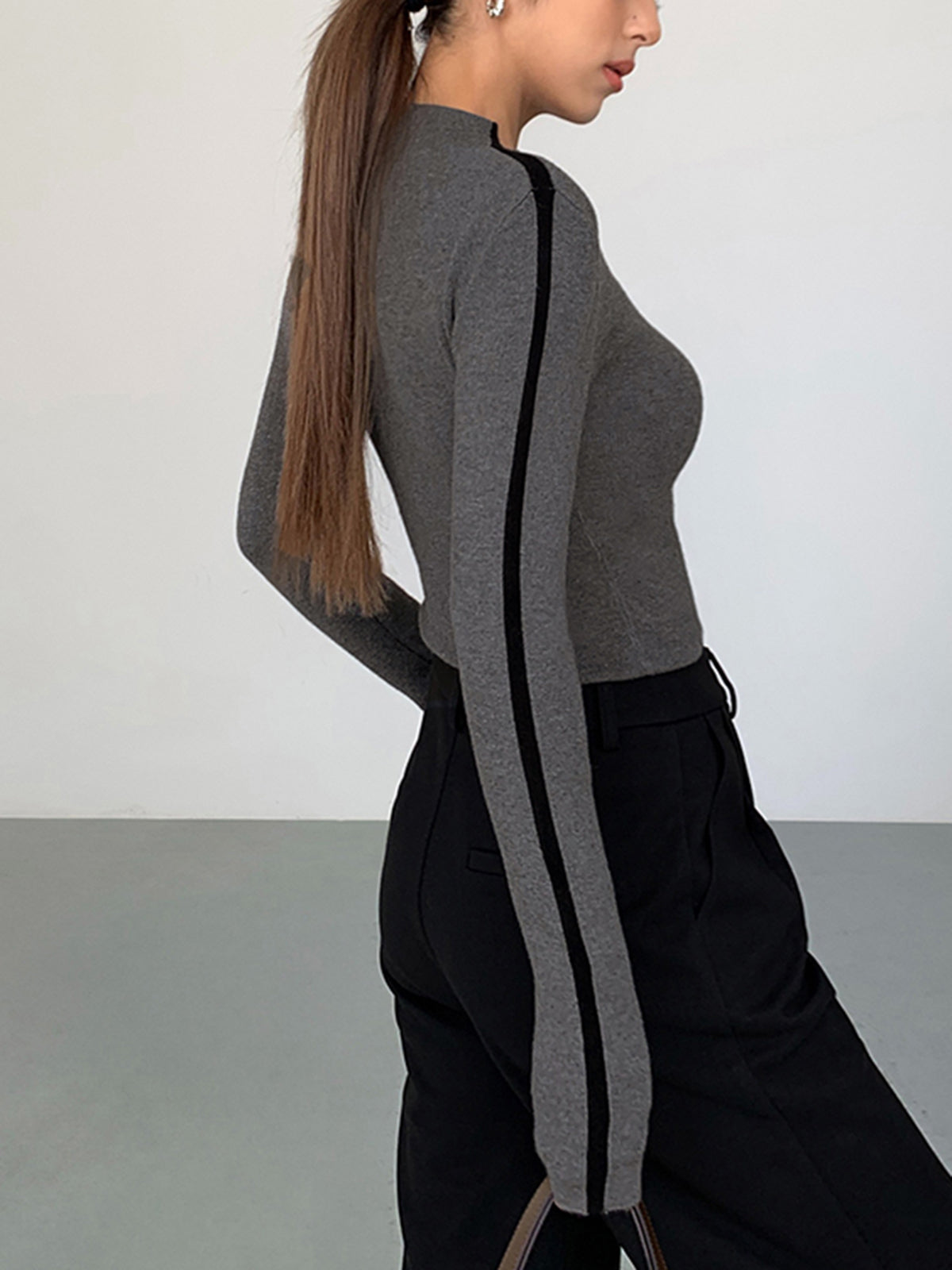 Yuvarlak Yaka Kontrast Kesim İnce Örgü Üst