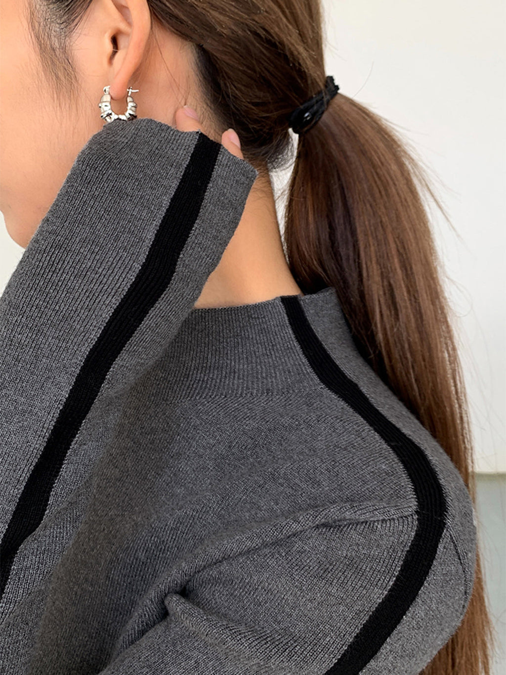 Yuvarlak Yaka Kontrast Kesim İnce Örgü Üst
