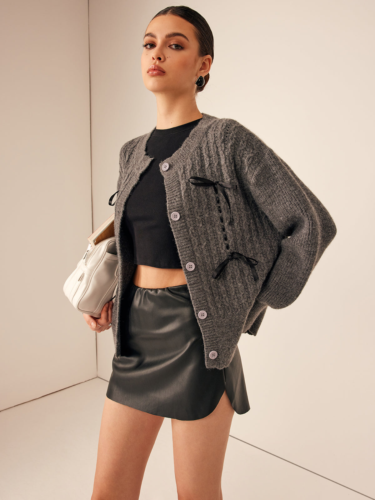 Dalgalı Kesim Fiyonklu Göğüslü Hırka