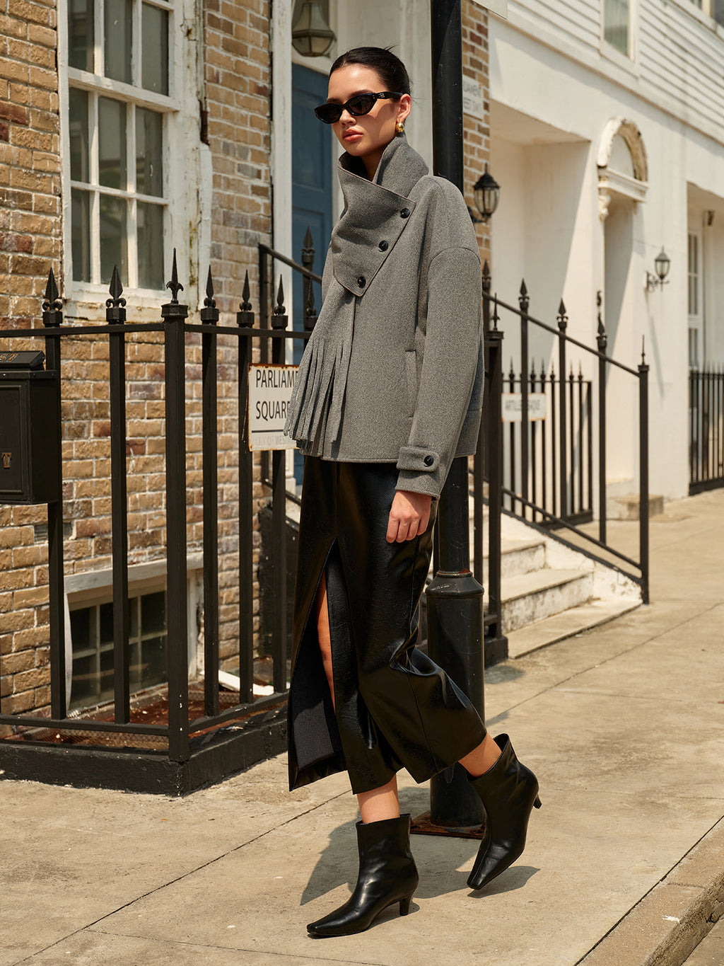 Göğüslü Yün Palto Eşleşen Püsküllü Atkı