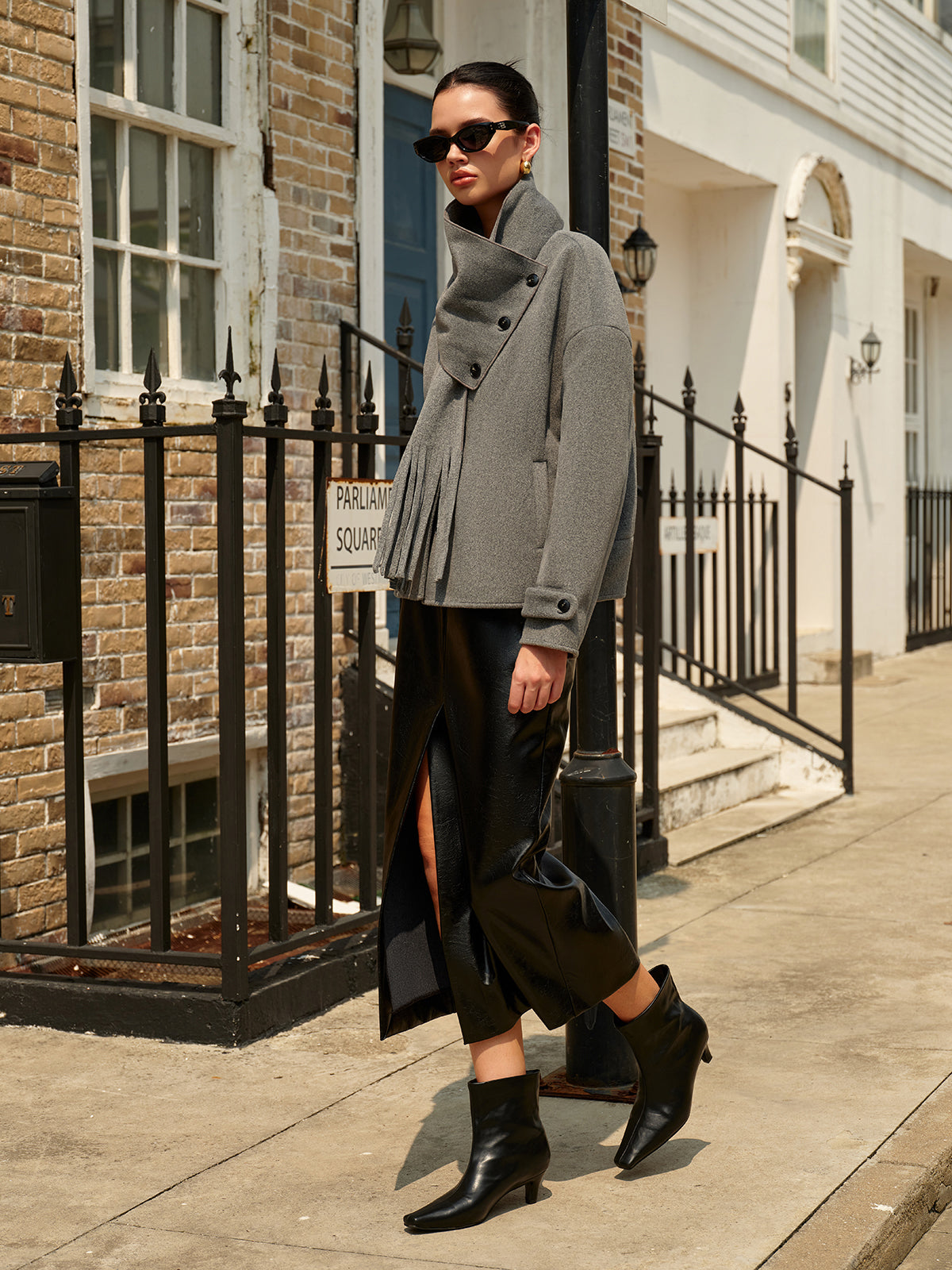 Göğüslü Yün Palto Eşleşen Püsküllü Atkı