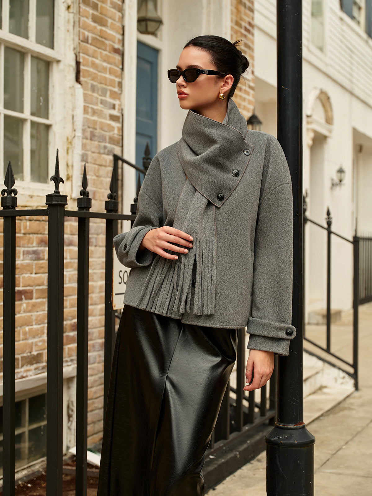 Göğüslü Yün Palto Eşleşen Püsküllü Atkı