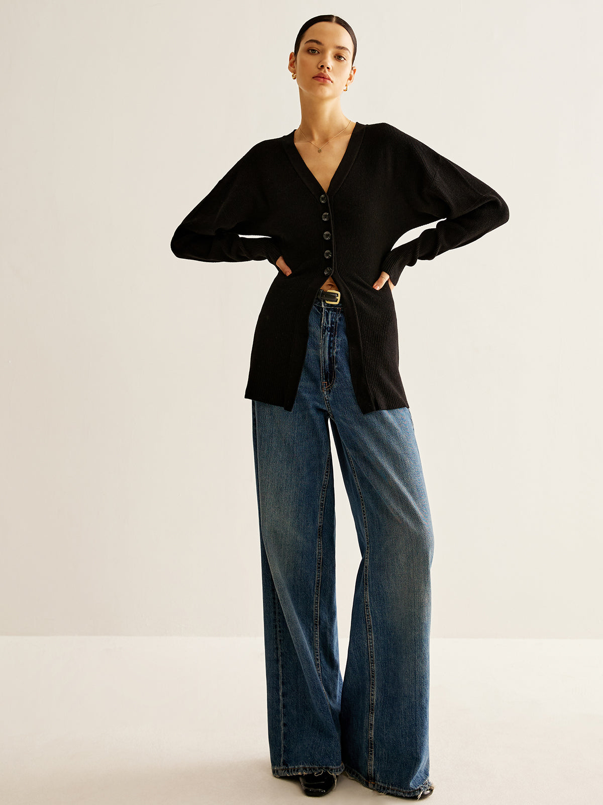 V Yaka Düğmeli Yırtmaçlı Hırka