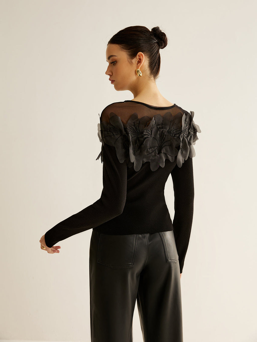 Yarı Şeffaf Çiçek Dekorlu İnce Bluz