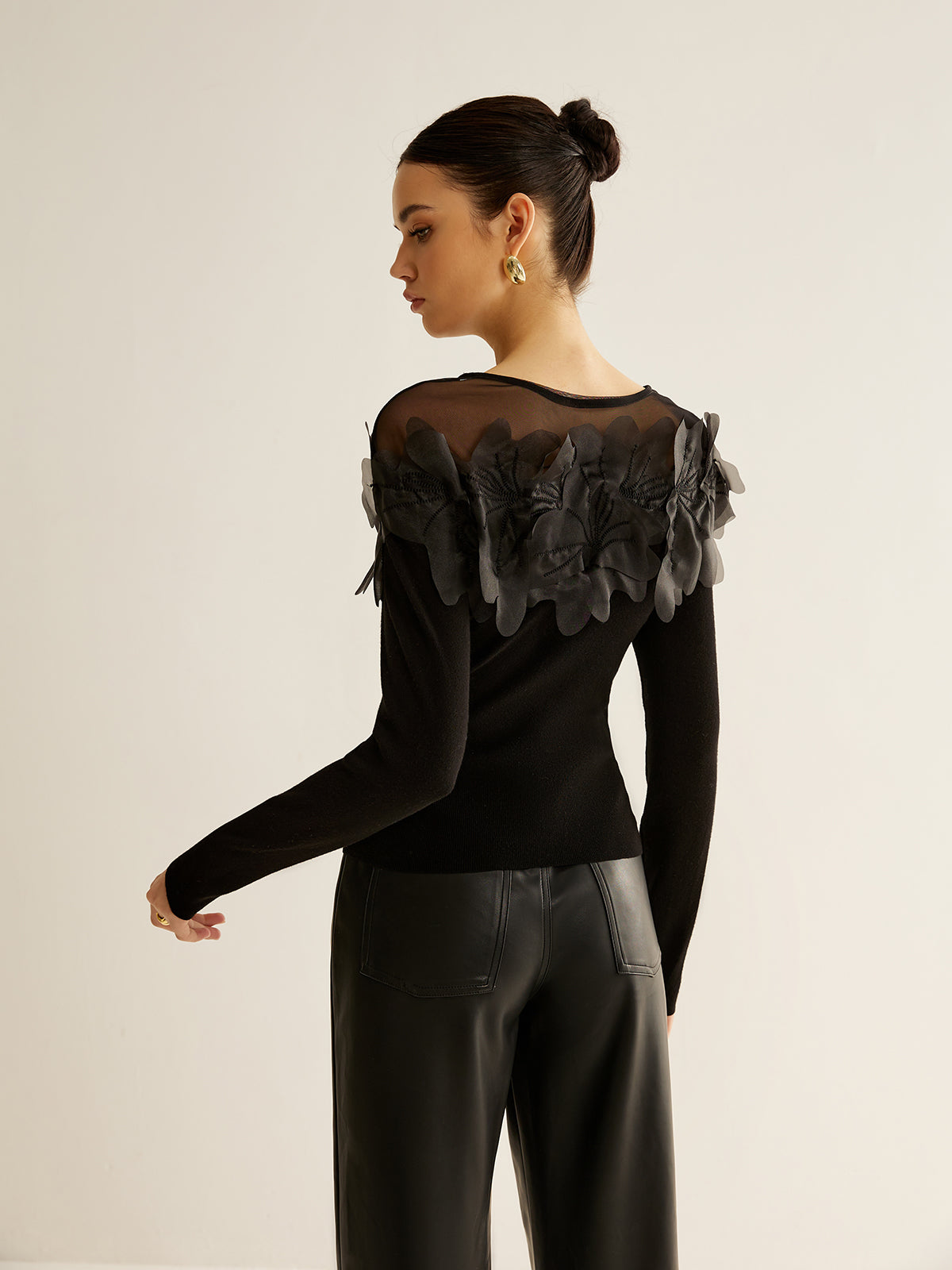 Yarı Şeffaf Çiçek Dekorlu İnce Bluz