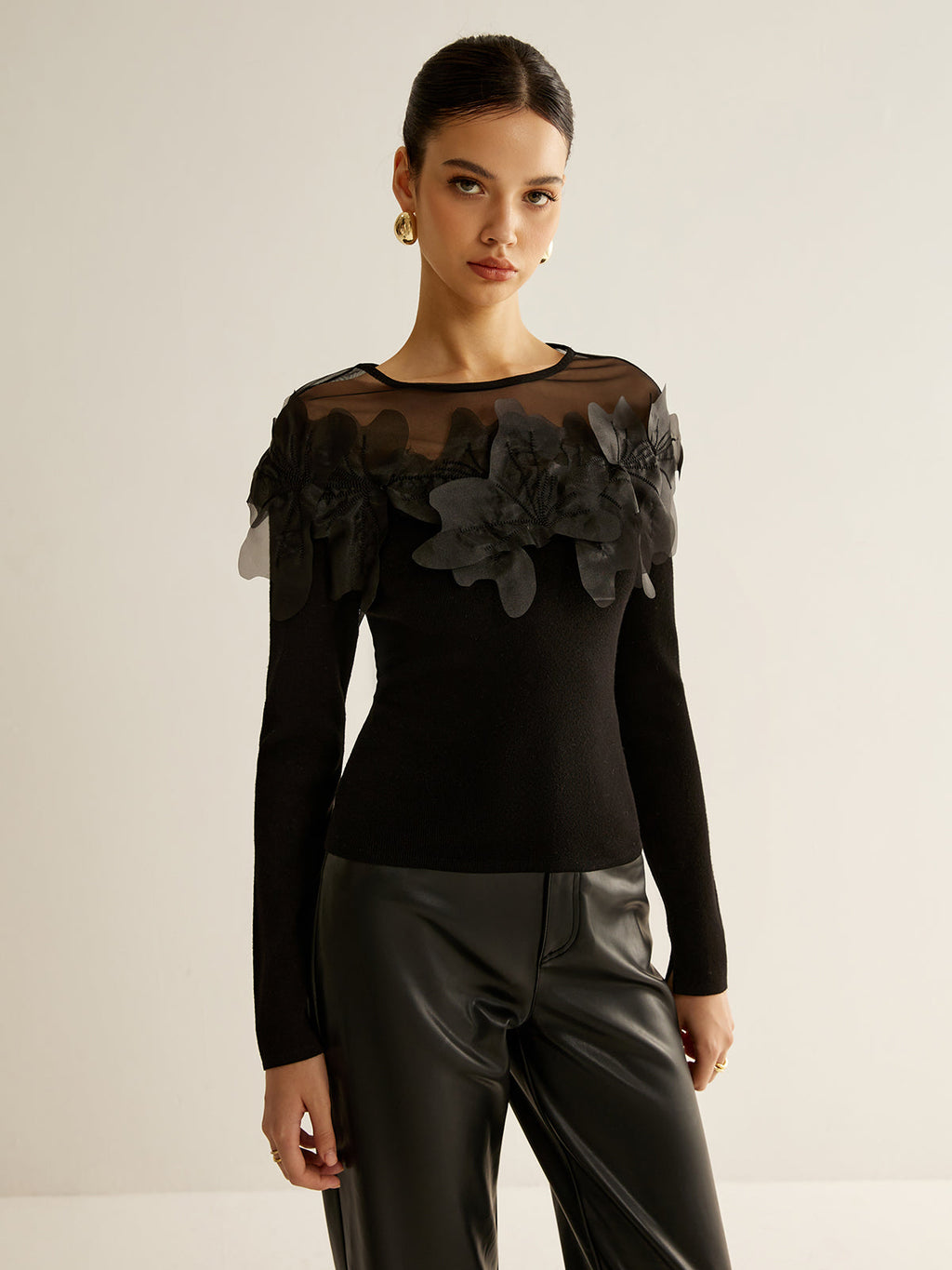 Yarı Şeffaf Çiçek Dekorlu İnce Bluz