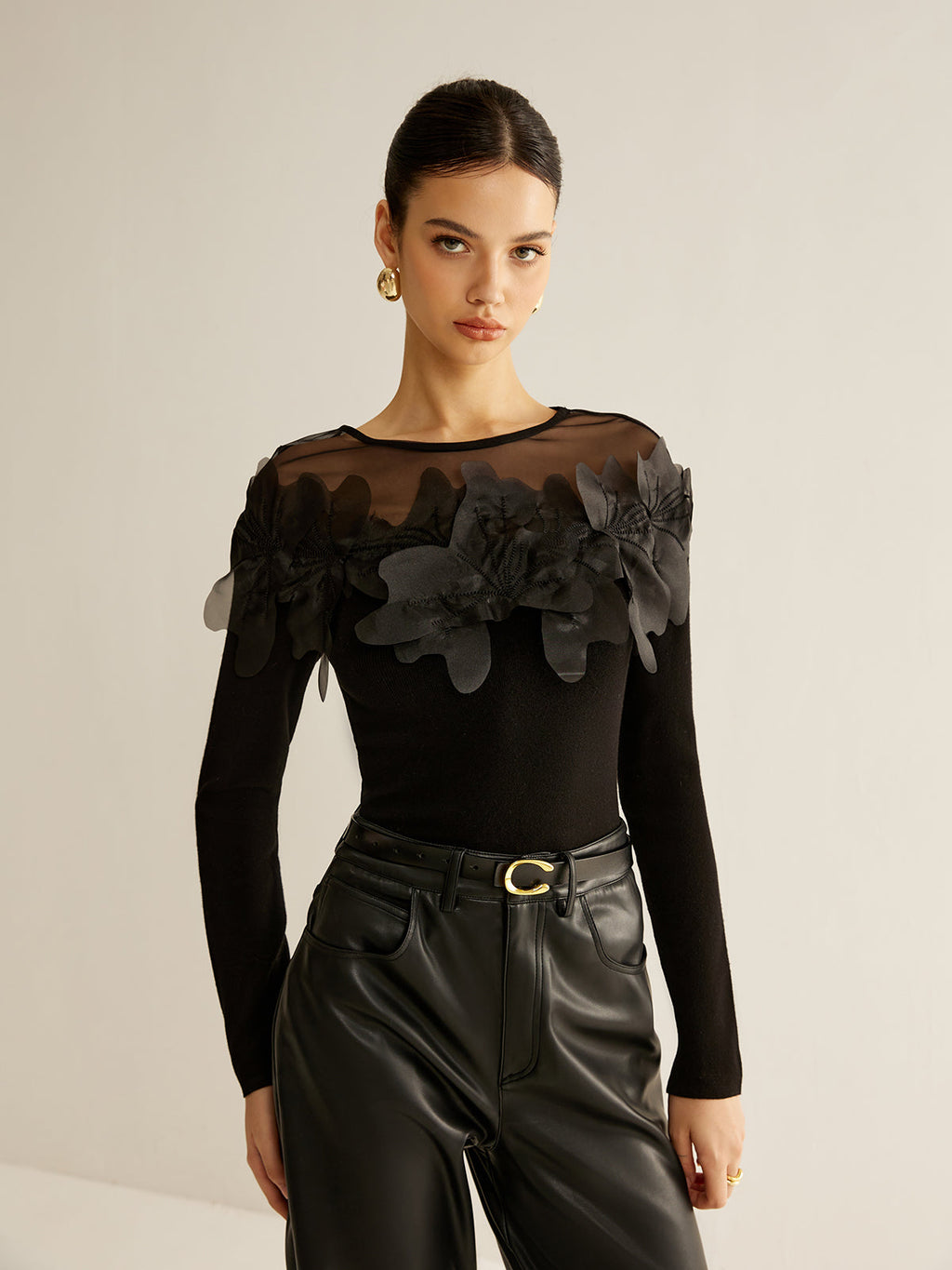 Yarı Şeffaf Çiçek Dekorlu İnce Bluz