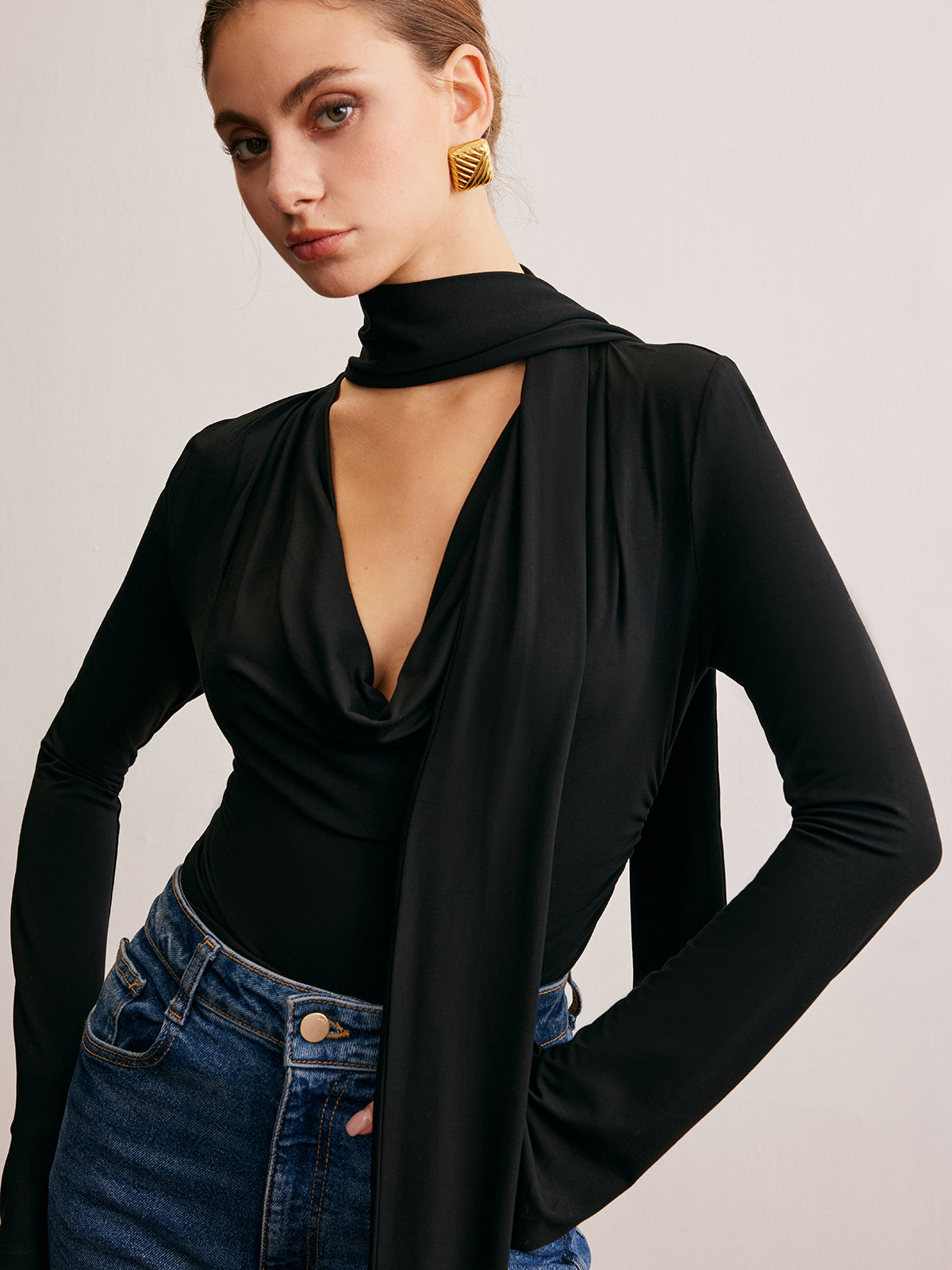 Kapşonlu Yaka Kurdeleli Tişört