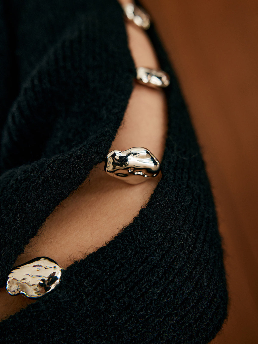 Şık Metal Detaylı Kesik Kazak