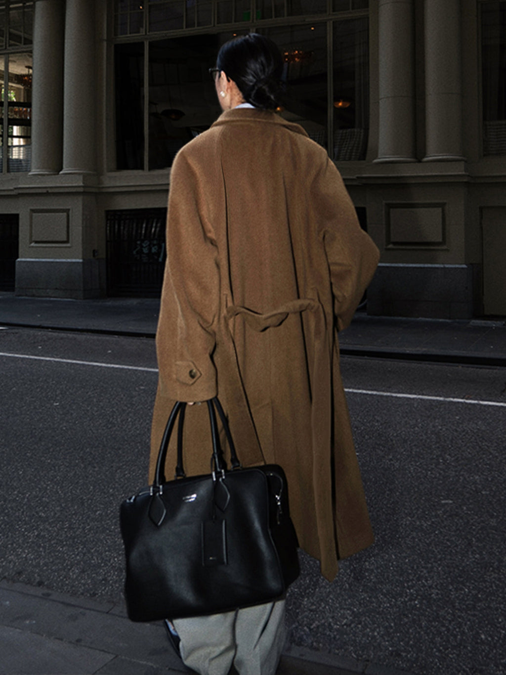 Düğmeli Kuşaklı Yaka Uzun Palto