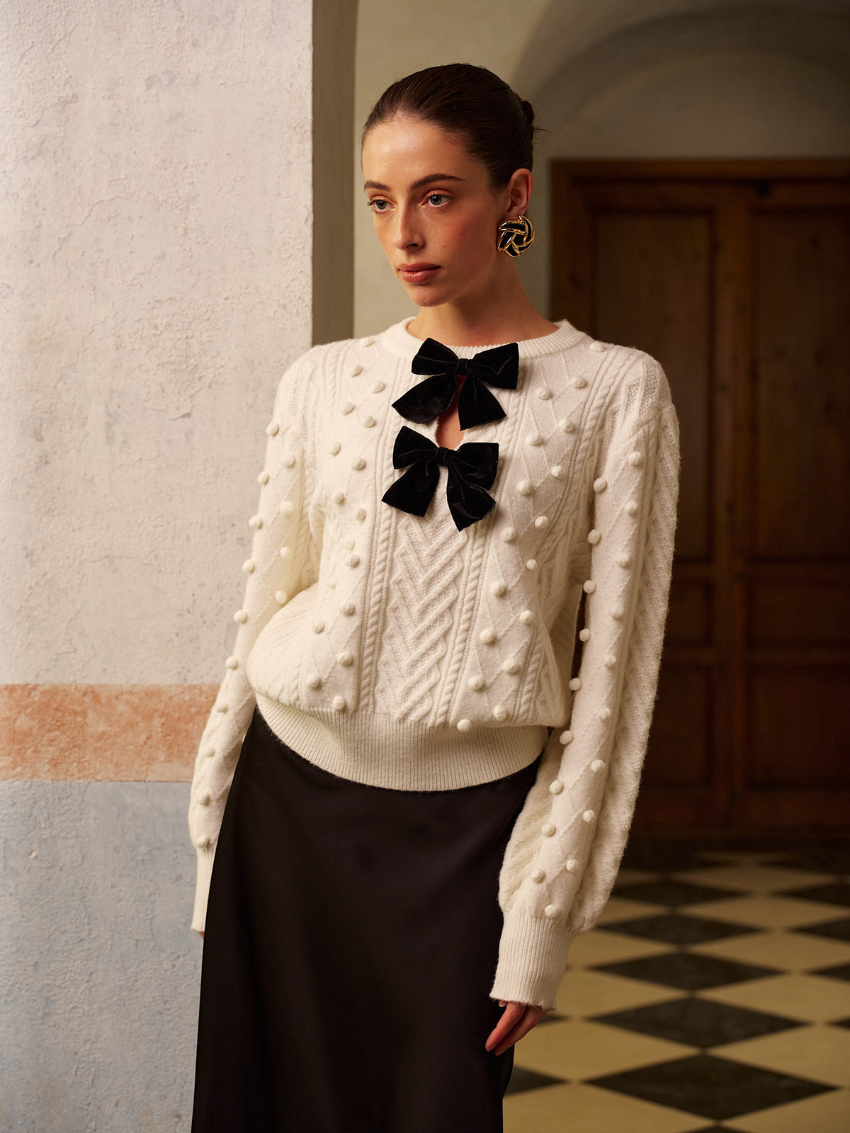 Önü Fiyonklu Örgü Top Dekorlu Kazak