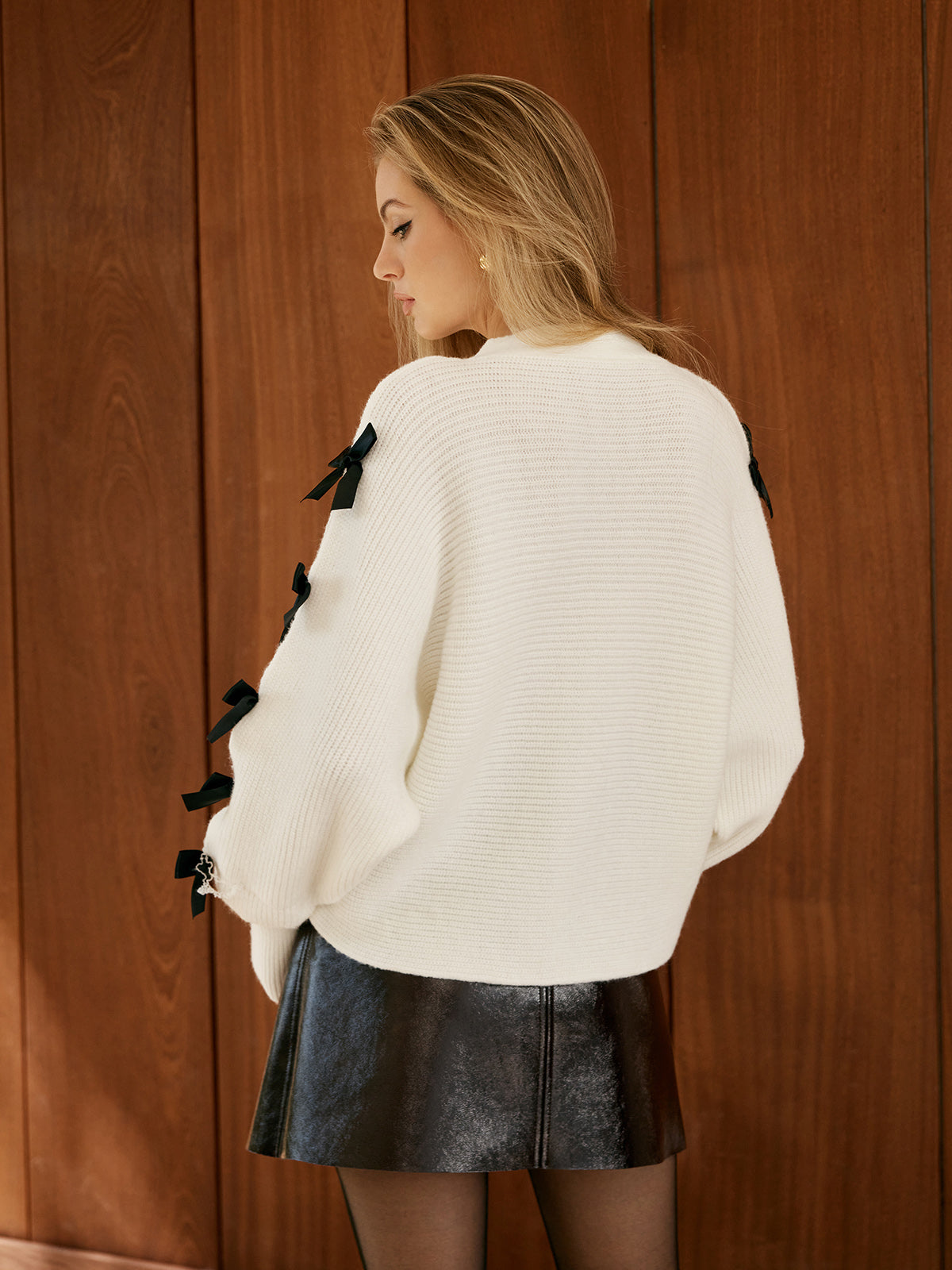 V Yaka Fiyonklu Dekor Kısa Hırka