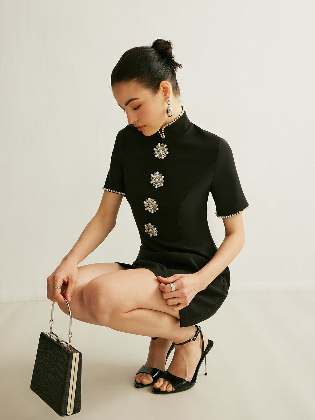 Dik Yaka İnci Detaylı Elbise