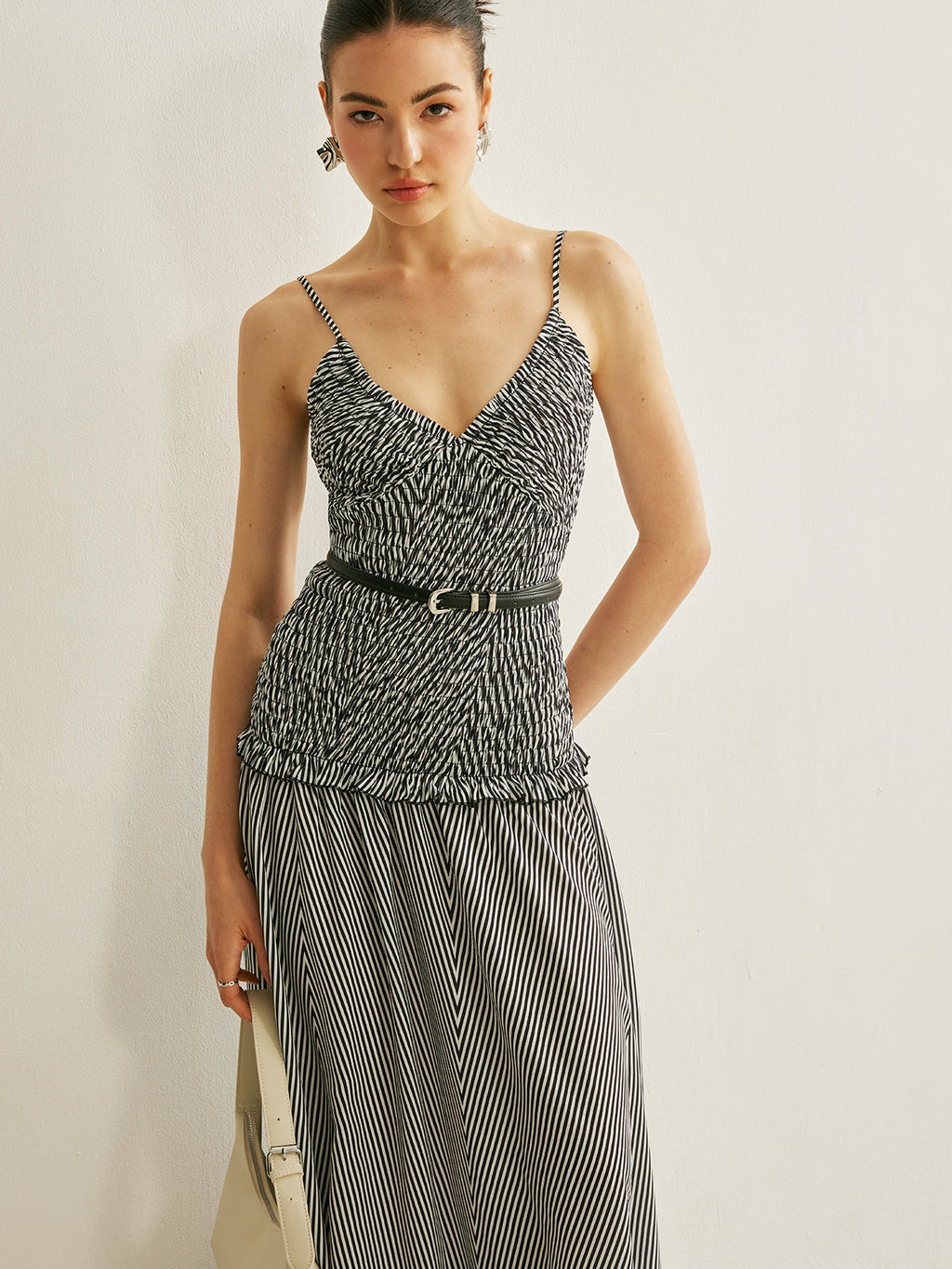 Büzgülü V Yaka Kolsuz Pileli Elbise