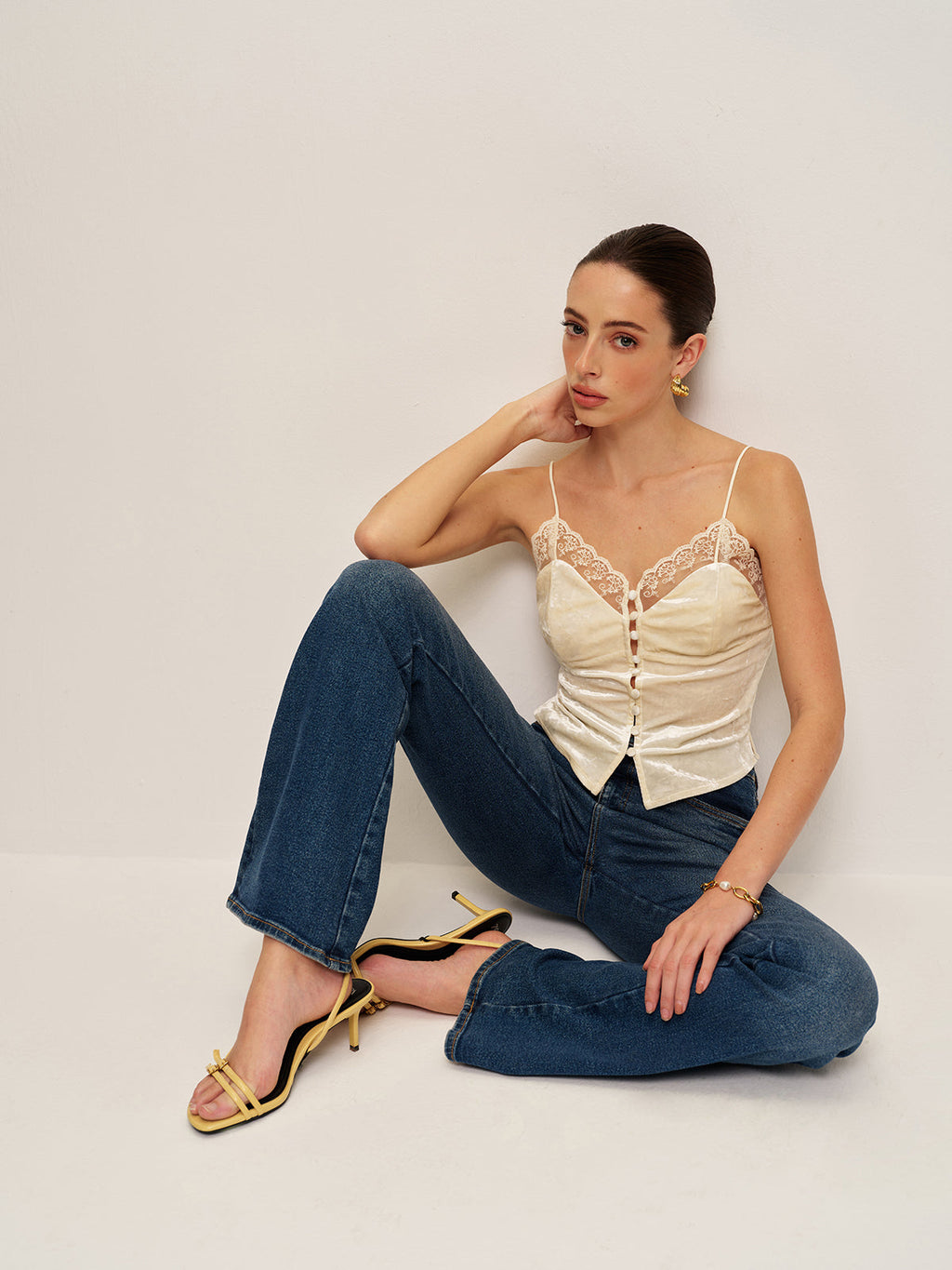 Dantel Detaylı Kadife Askılı Üst