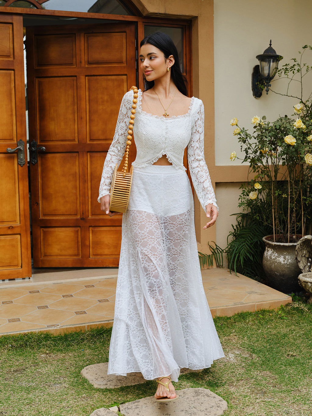 Yarı Şeffaf Dantelli Fırfırlı Kenar Düğmeli Kısa Üst