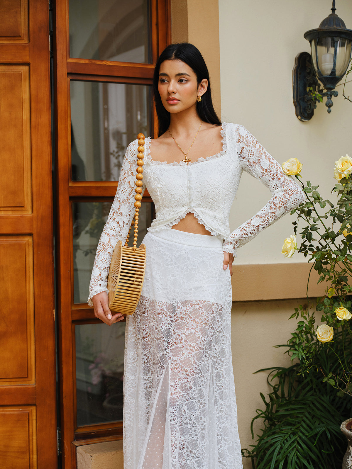 Yarı Şeffaf Dantelli Fırfırlı Kenar Düğmeli Kısa Üst