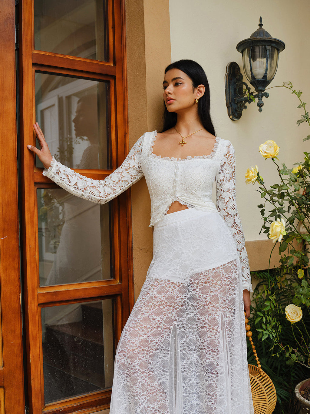 Yarı Şeffaf Dantelli Fırfırlı Kenar Düğmeli Kısa Üst