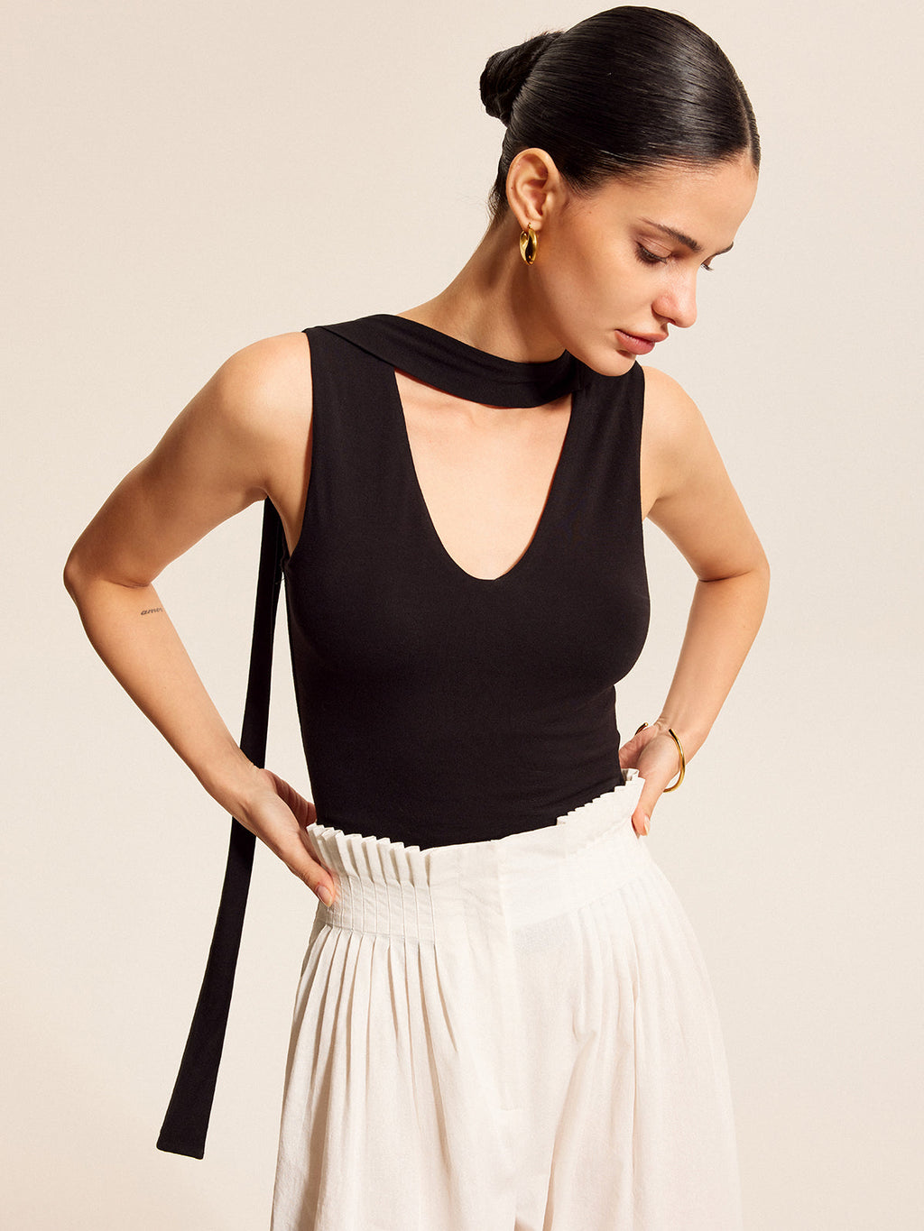 V Yakalı Üst Ve Eşarp Tarzı Boyun Bağı