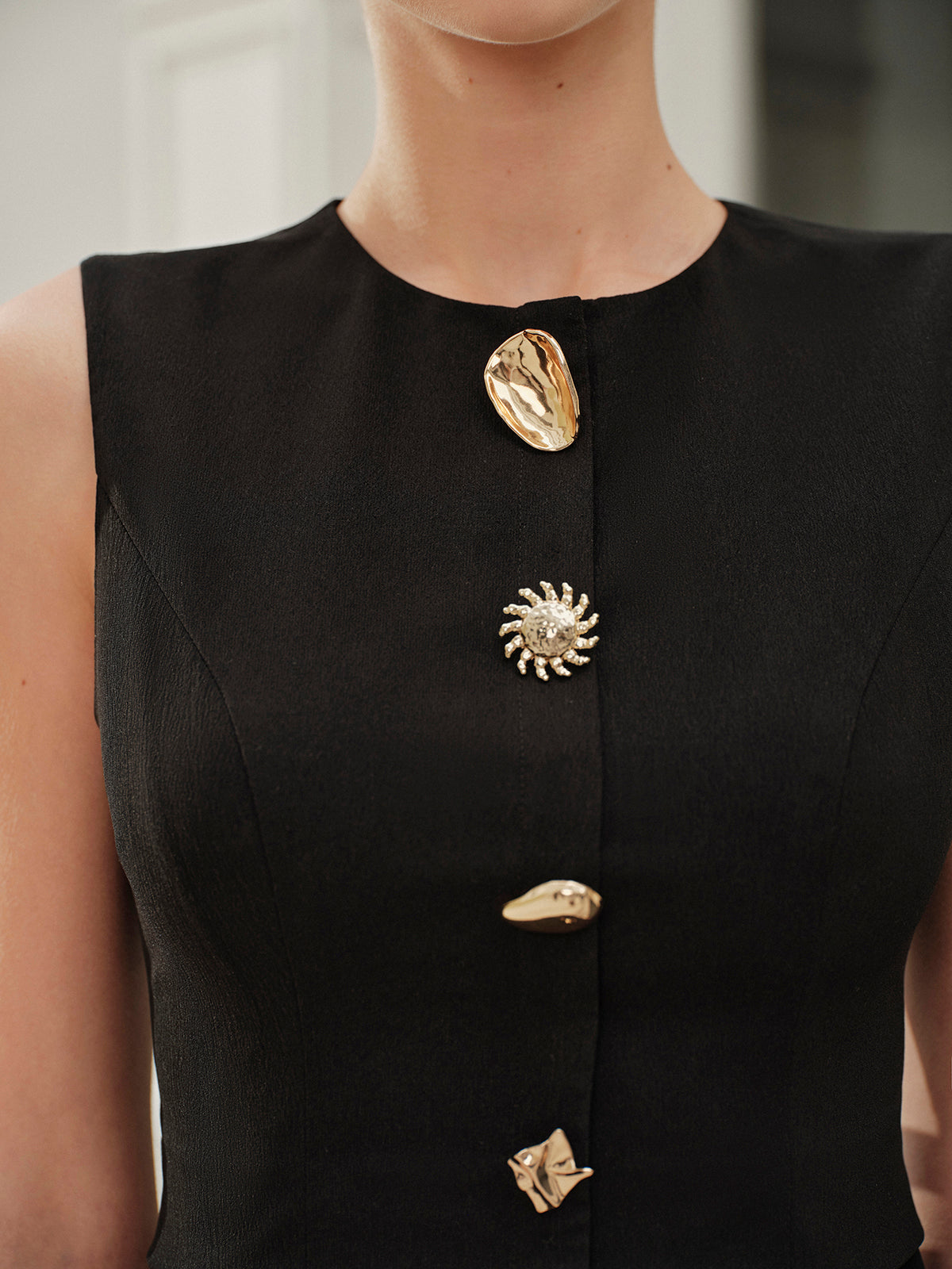 Cepler Fırfırlı Etek Düğmeli Kolsuz Elbise