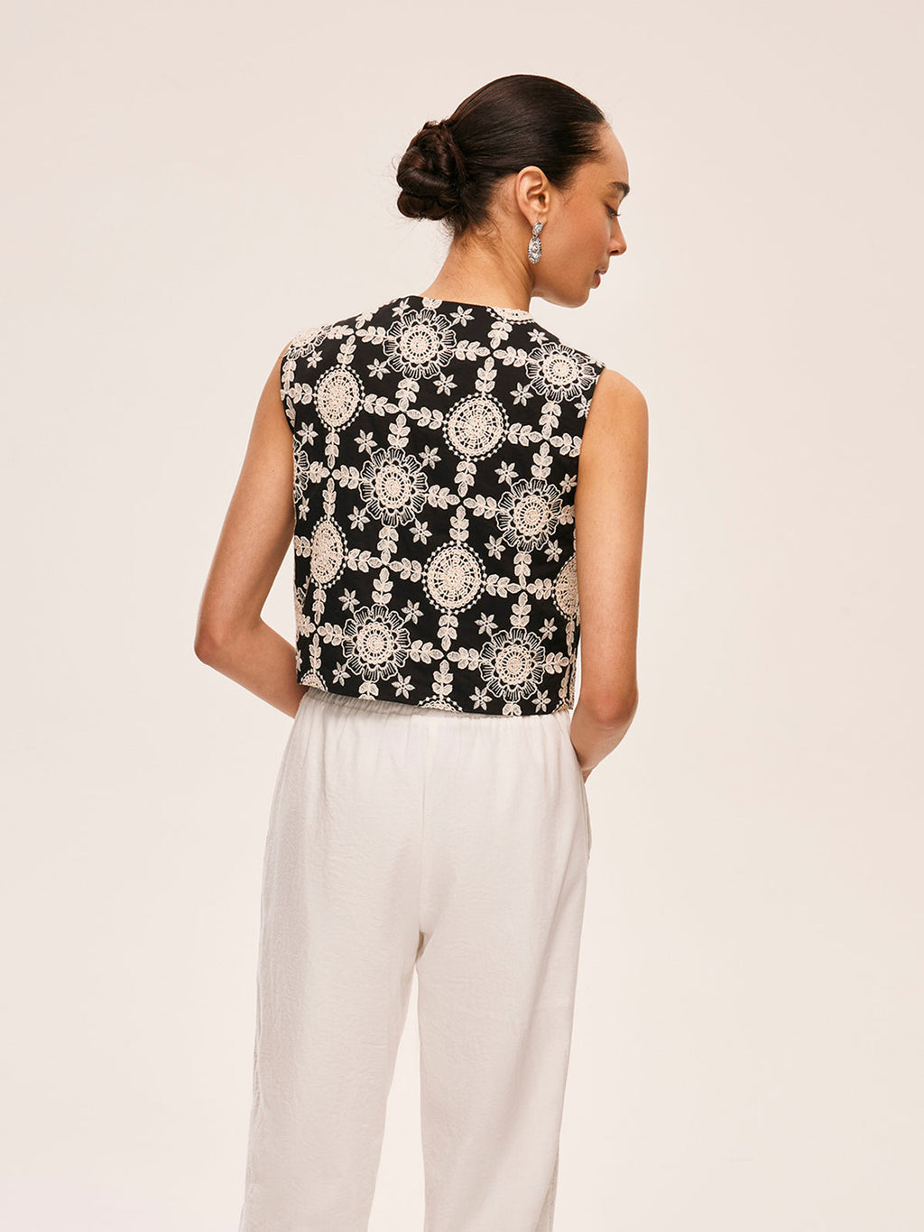 İşlemeli Pamuklu Önden Bağcıklı Yelek