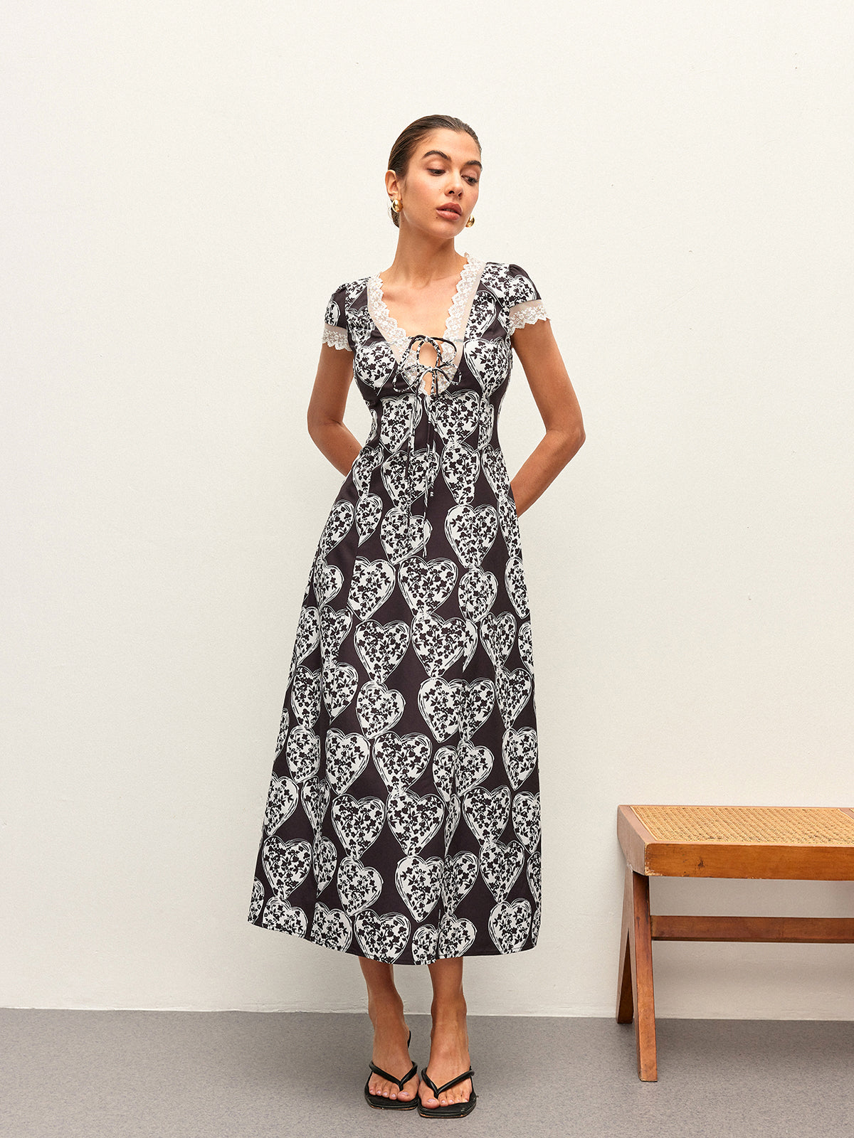 Çiçek Desenli V Yaka Kravat-Fiyonk Elbise