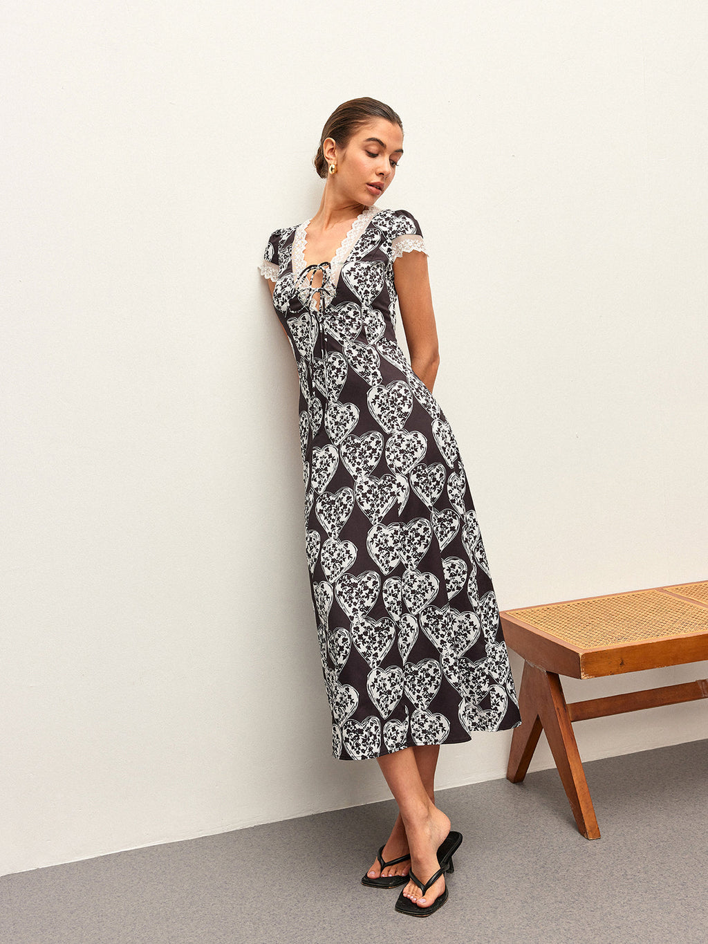 Çiçek Desenli V Yaka Kravat-Fiyonk Elbise